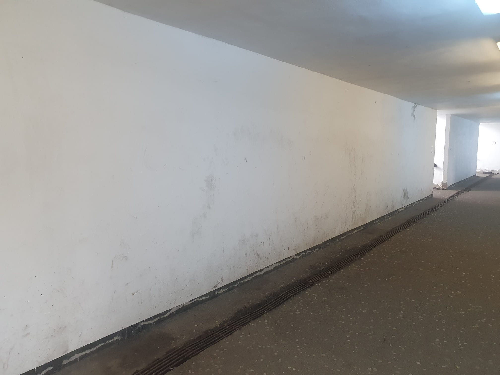 Gara de Vest din Ploiești a ajuns un decor de film horror: gropi, fisuri, mizerie, apă lipsă. Lucrări pentru modernizare de 4 milioane euro, neîncepute