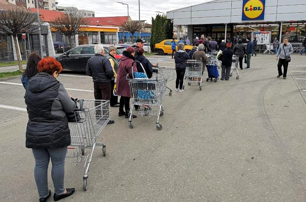 Măsuri severe luate de lanţurile de magazine în criza de coronavirus. Un hipermarket a pus gardieni la uşă