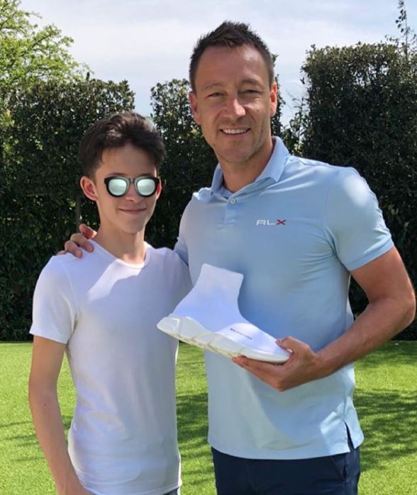 Un puști de 17 ani îi îmbracă pe unii dintre cei mai importanți fotbaliști ai lumii. Printre clienții lui se numără Mesut Ozil, Paul Pogba, Kevin de Bruyne sau Dele Alli