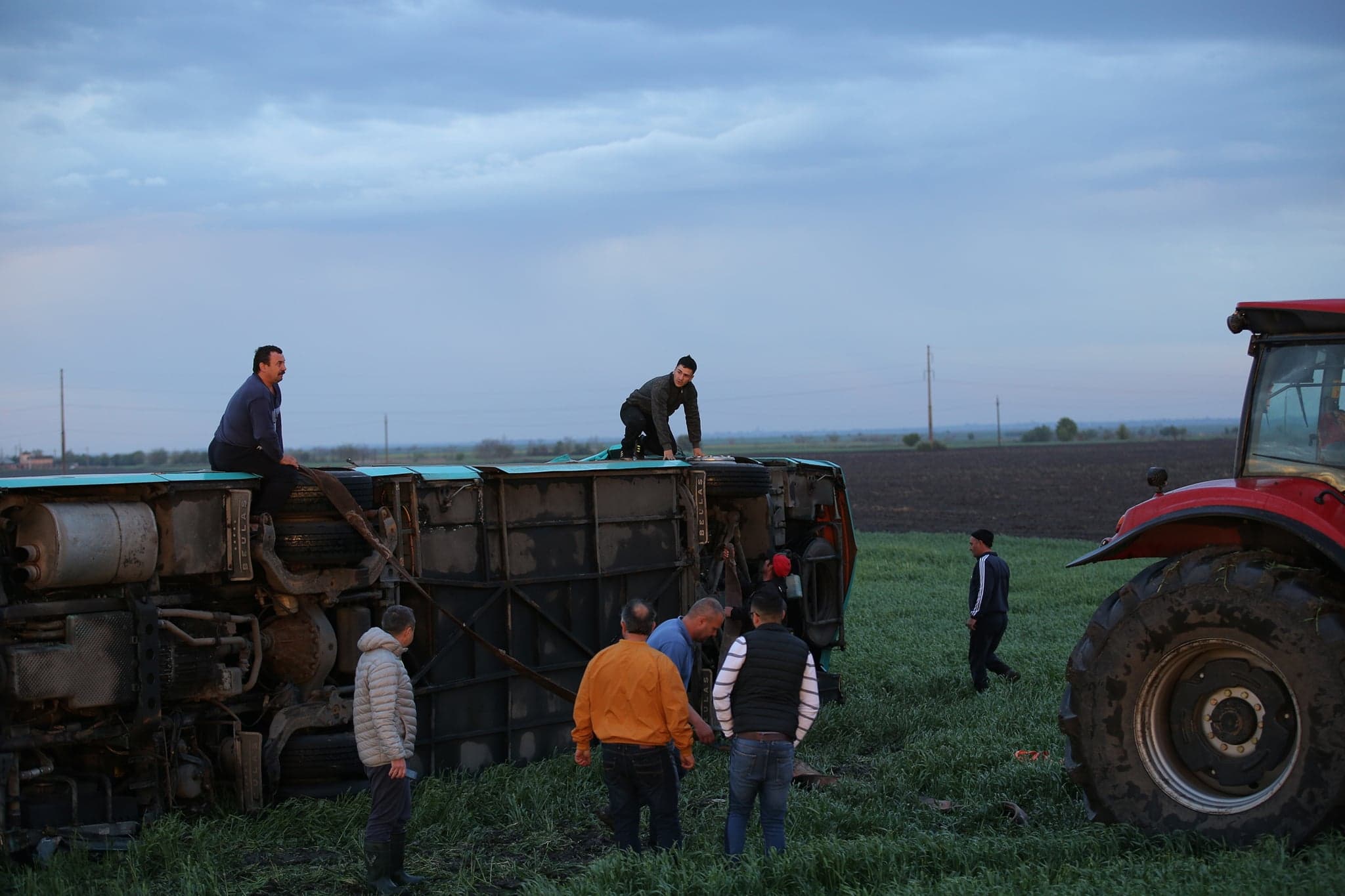 FOTO&VIDEO: Imagini surprinse de jurnaliștii Libertatea, în locul unde un autocar a fost răsturnat de o tornadă, în județul Călărași