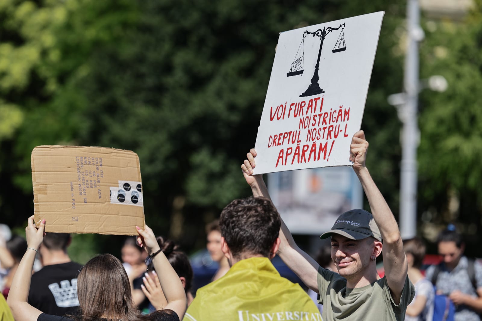 Studenții din toată țara protestează față de reducerea burselor: „Nu vă atingeți de burse!”