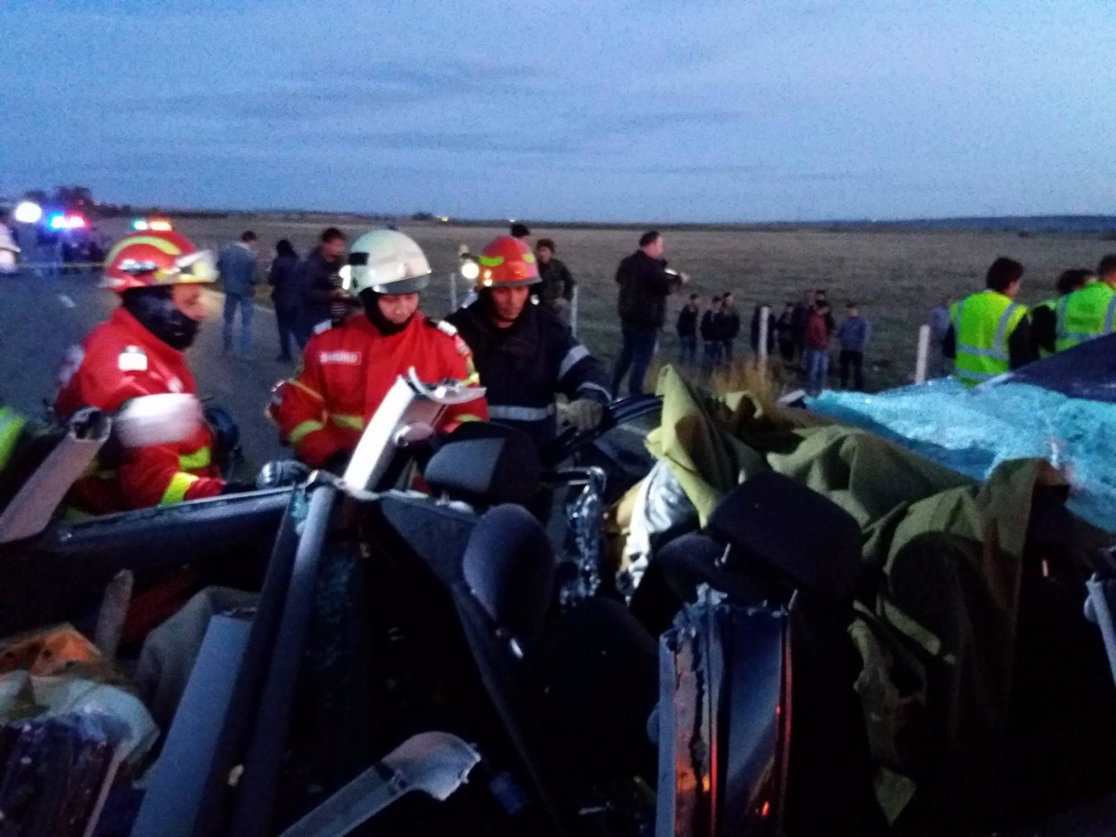 FOTO&VIDEO/ Bilanțul accidentului de pe DN2E a crescut la 5 morți. Un preot, sora, cumnatul şi unul din copiii acestuia au murit în accident