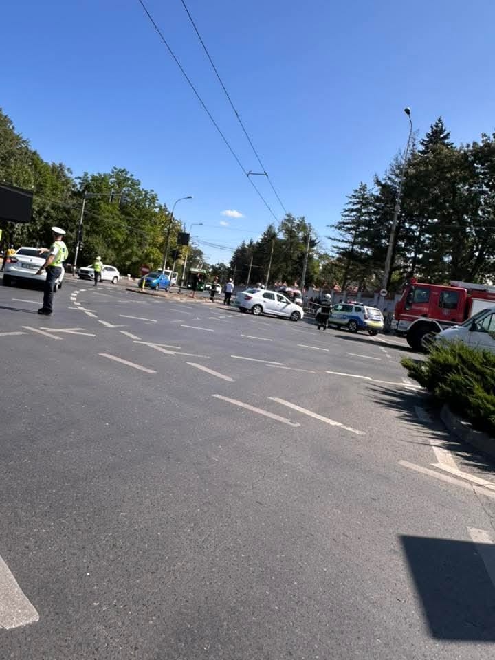O șoferiță din București a intrat direct într-o ambulanță carea avea semnalele acustice și sonore active, în intersecția Leu