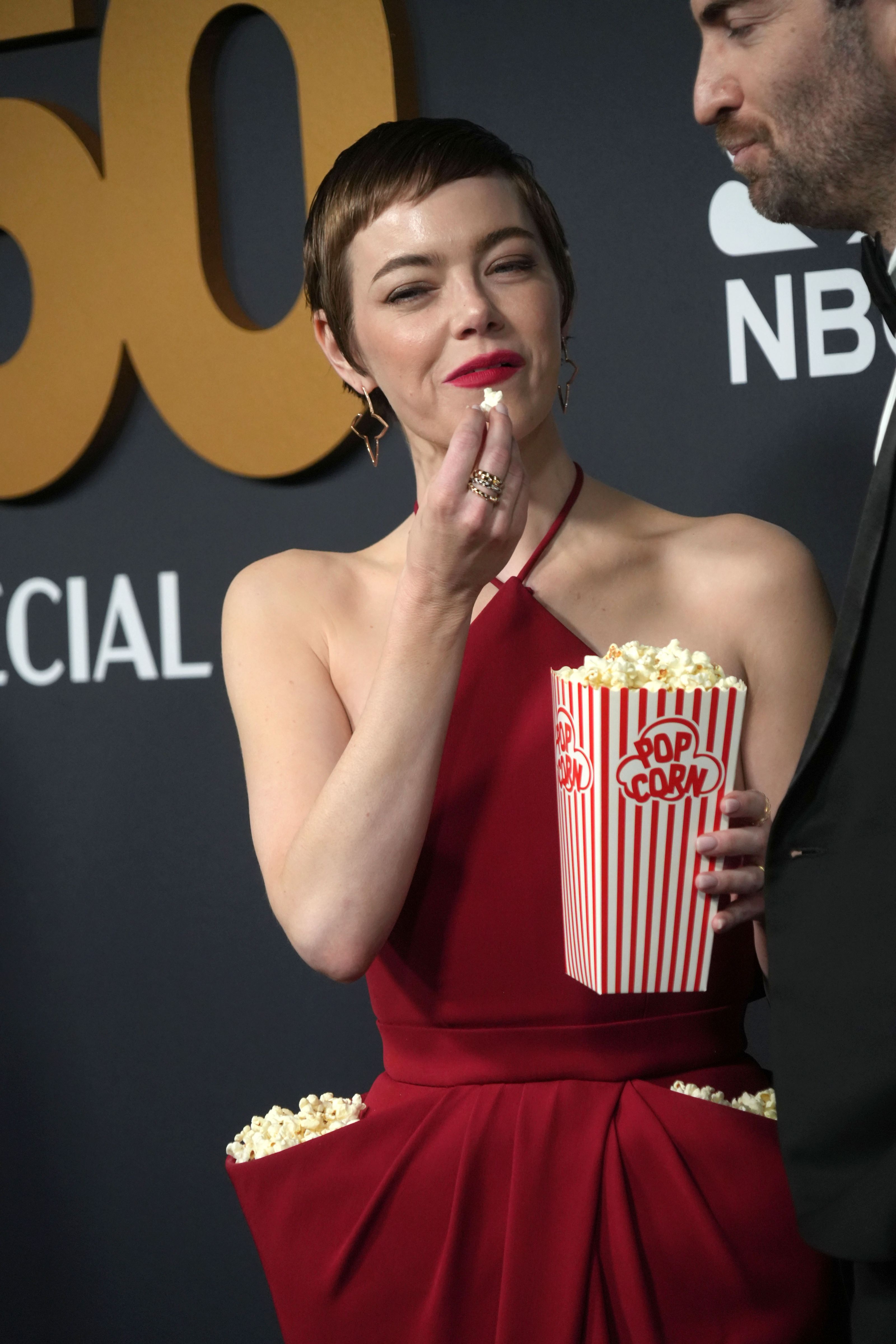 Cum arată „rochia popcorn” purtată de Emma Stone pe covorul roșu. Actrița a atras toate privirile cu creația Louis Vuitton