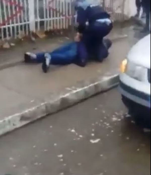 UPDATE. Polițist agresat de localnici în Tulcea, în timp ce încătușa un individ. A fost pălmuit