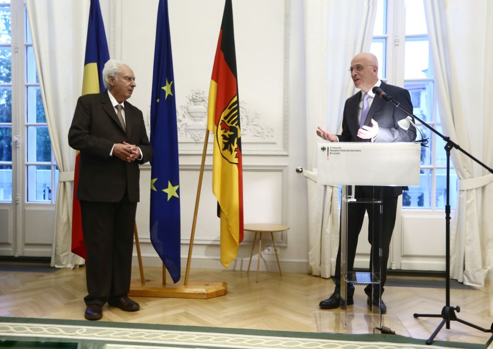 FOTO / Cel mai bine vândut scriitor român în 2016 şi 2017, decorat şi făcut cavaler de ambasadorul Germaniei la Bucureşti