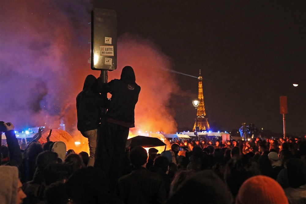 Noi manifestații în Franța față de reforma pensiilor. Protestatarii au dat foc în Place de la Concorde și au aruncat cu pietre în forțele de ordine. VIDEO