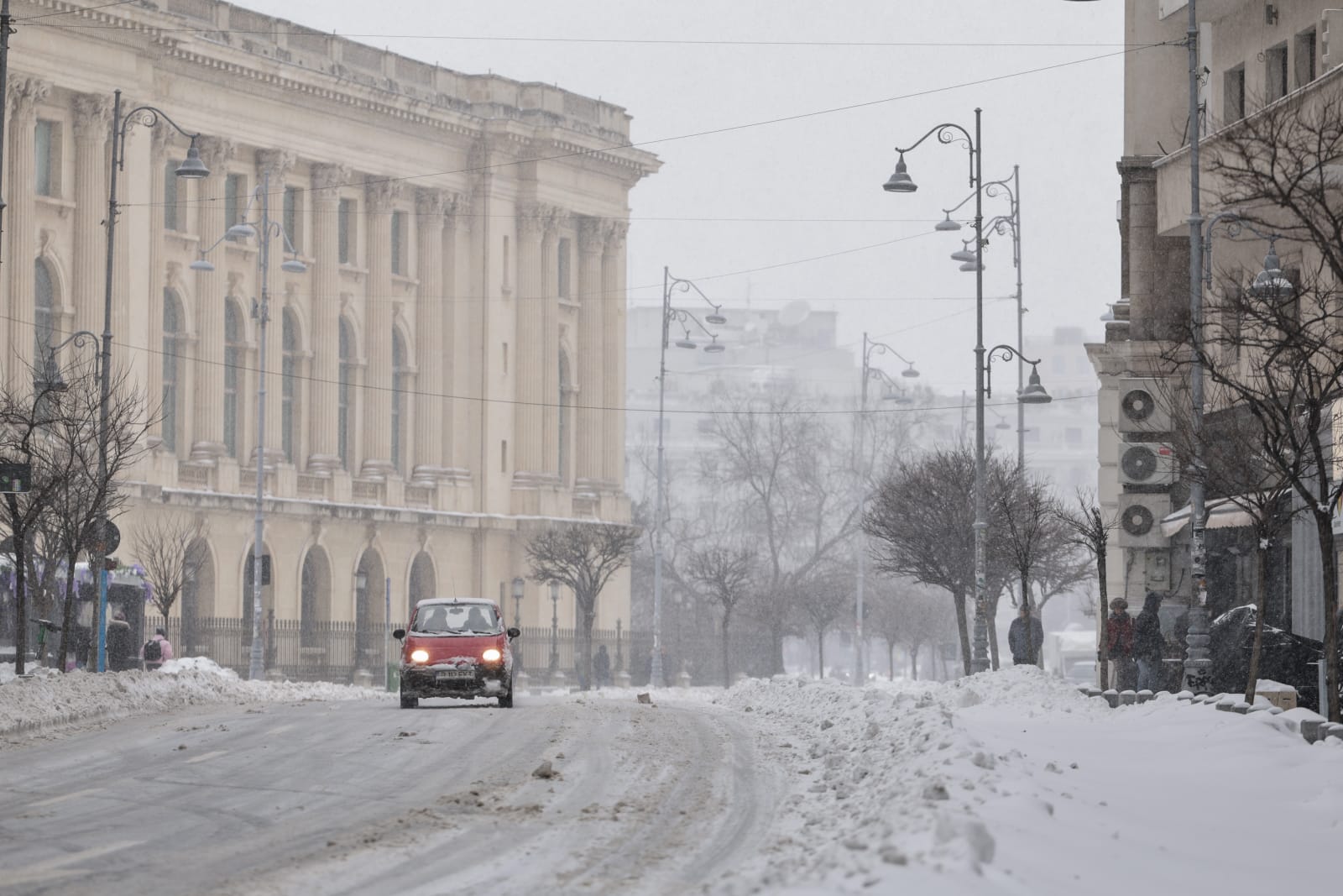 Codul galben de ninsori și viscol a făcut prăpăd în mai multe județe: copaci rupți și mașini distruse în București, drumuri închise sau restricționate în 16 județe | VIDEO