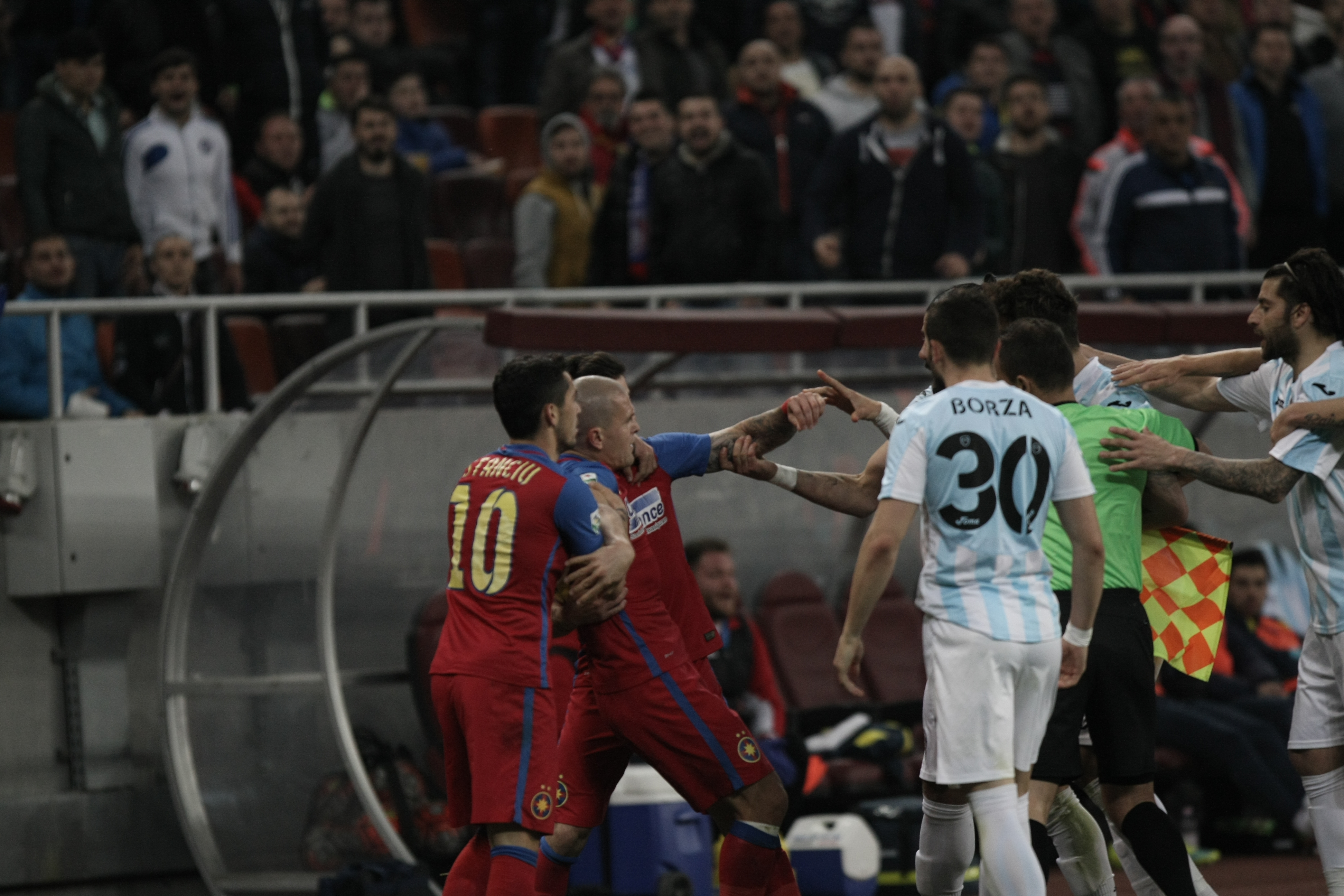 Crăciunescu, revoltat că stewarzii au intrat pe teren la meciul Steaua - ASA: ”Ce facem, aducem trupele speciale?” | GALERIE FOTO