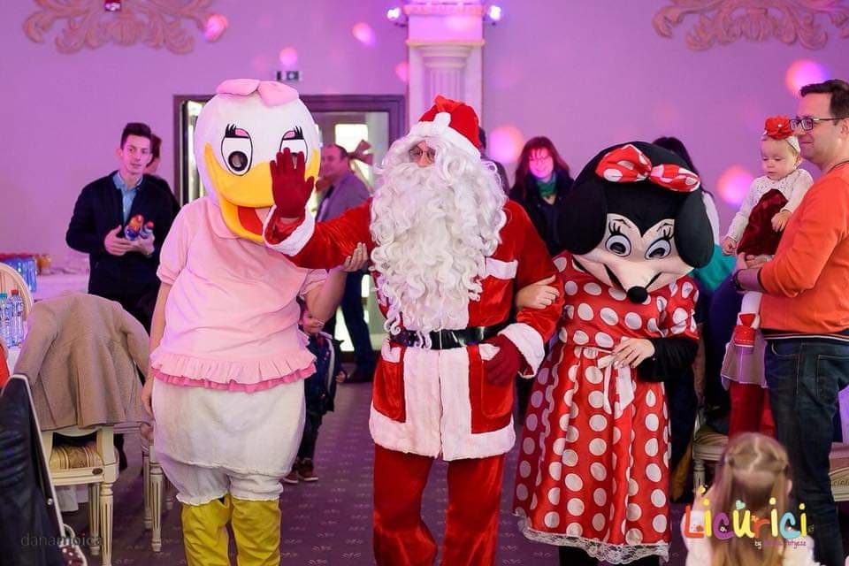 GALERIE FOTO/ Moș Crăciun de la mall: "Vin oameni din diaspora și mă întreabă timid cât costă să-și facă poză cu mine"