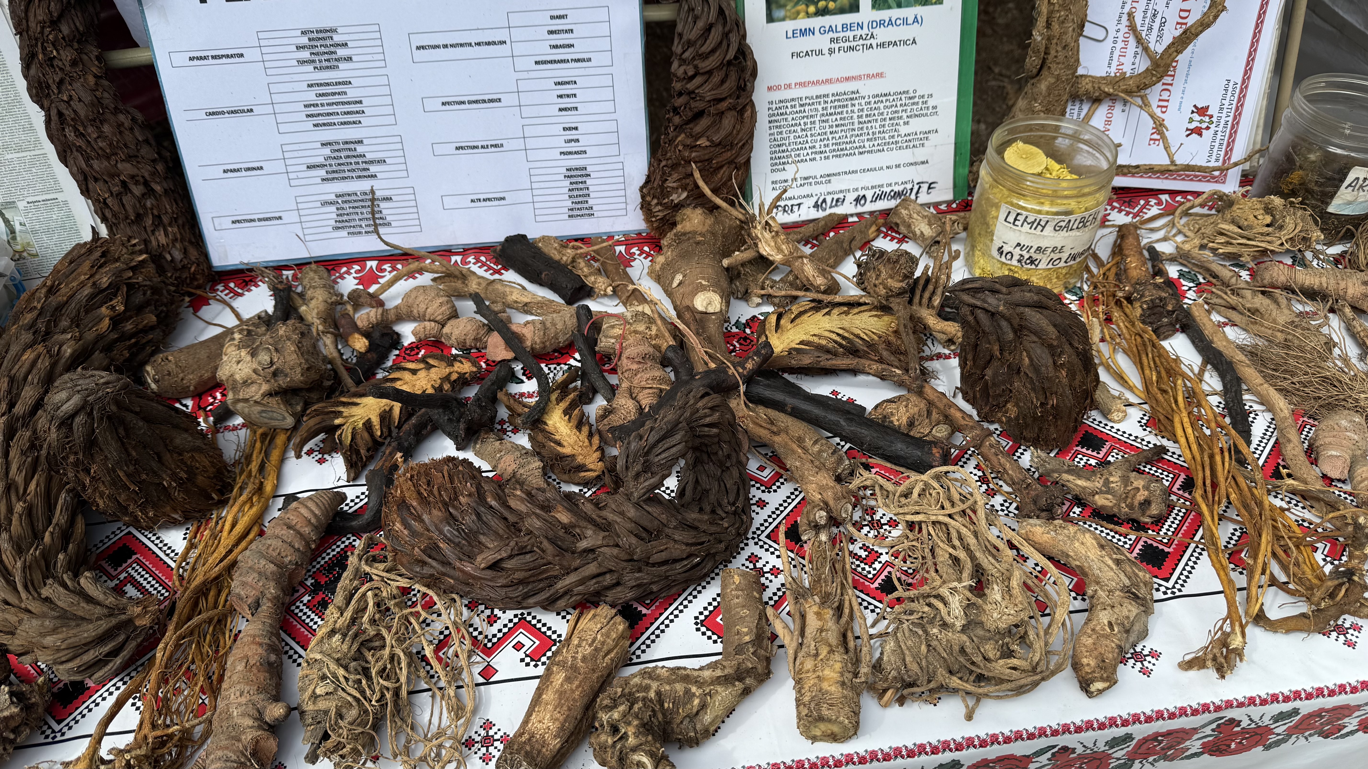 „O să ardă, dar nu vă speriați”. Printre rădăcini și plante medicinale, un prahovean duce mai departe secretele naturii, vindecând suferințe cu leacuri miraculoase