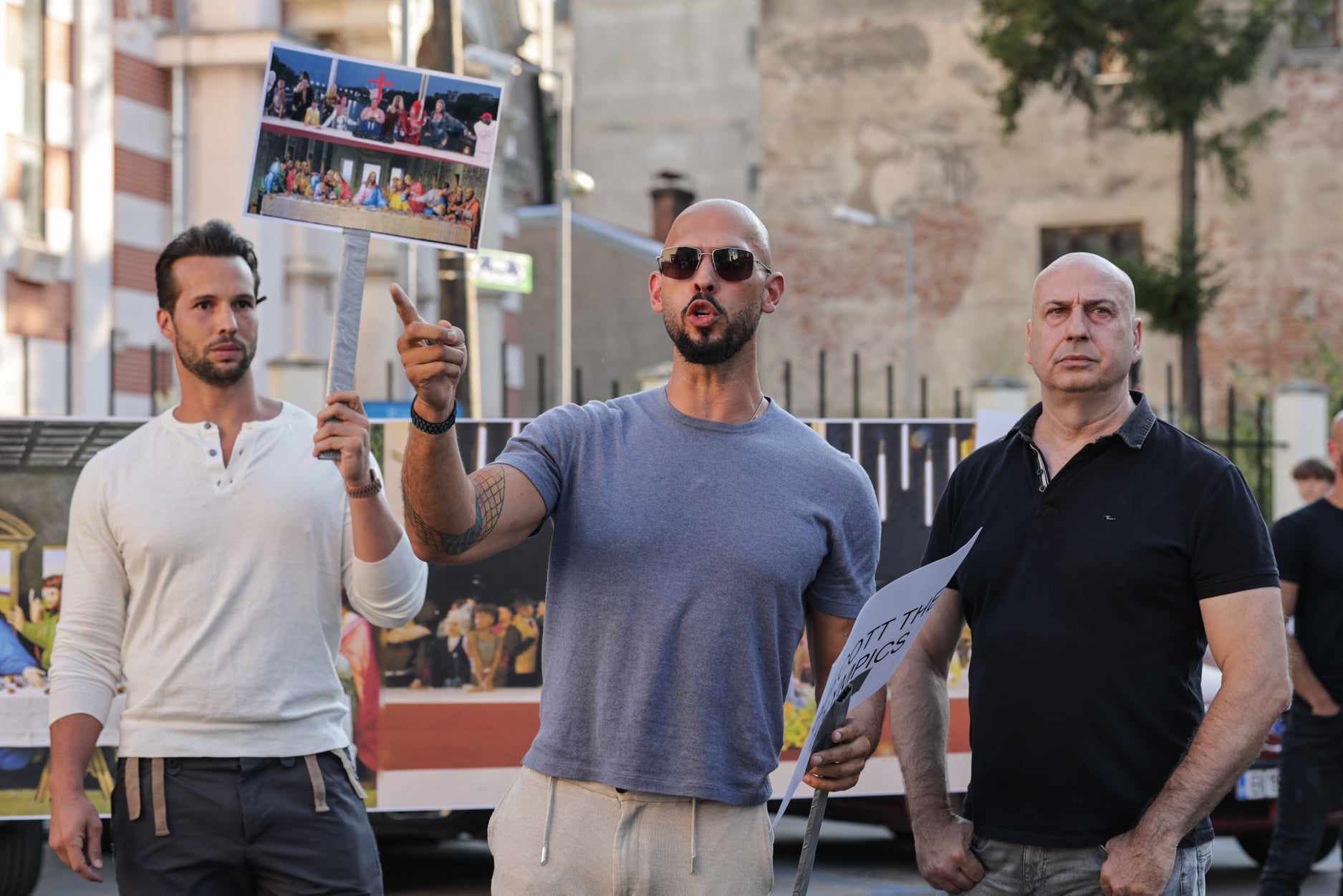 Frații Tate, judecați pentru viol și trafic de persoane, protest în fața Ambasadei Franței pentru „susținerea creștinismului”. Ce i-a deranjat?