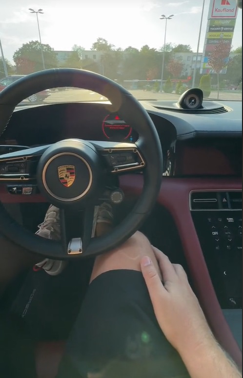 Câte mașini are Cătălin Botezatu. A fost surprins cu un Porsche Taycan de 200.000 de euro: „Am folosit Audi, Porsche, Ferrari, Rolls, Bentley”