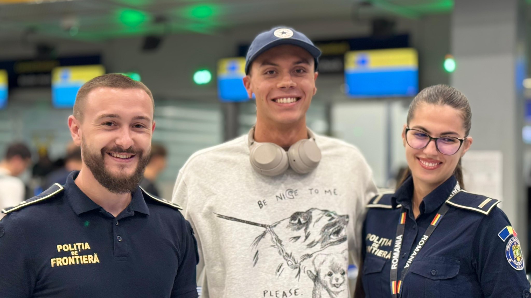 Cât costă hanoracul purtat de David Popovici la venirea în țară, după Campionatul Mondial de Natație de la Singapore. E cu mesaj: „Fii drăguț cu mine, te rog”