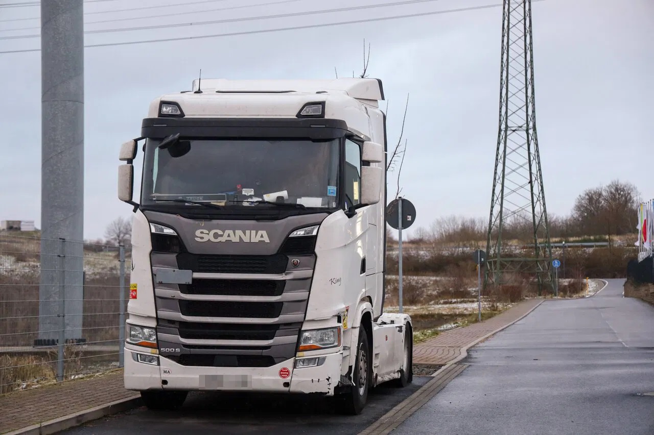 Un șofer de TIR e blocat de trei săptămâni într-o parcare din Germania, pentru că firma lui nu vrea să plătească, iar acasă îl așteaptă o fetiță de 7 luni: „E inuman!”