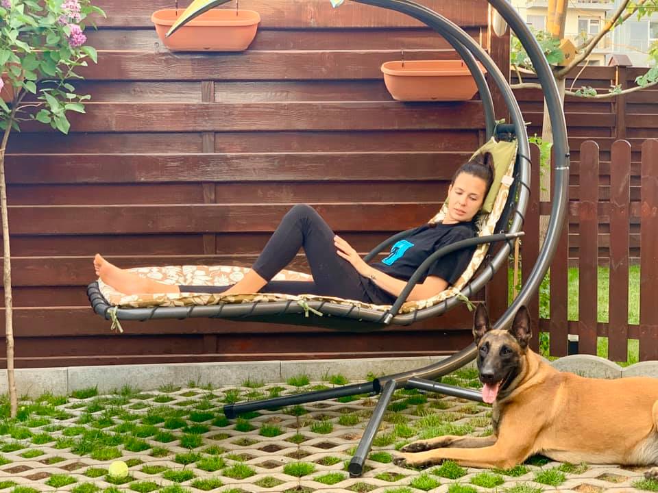 Imagini cu casa în care locuiește Livia Graur: „Am un stâlp de rezistență în mijlocul sufrageriei”