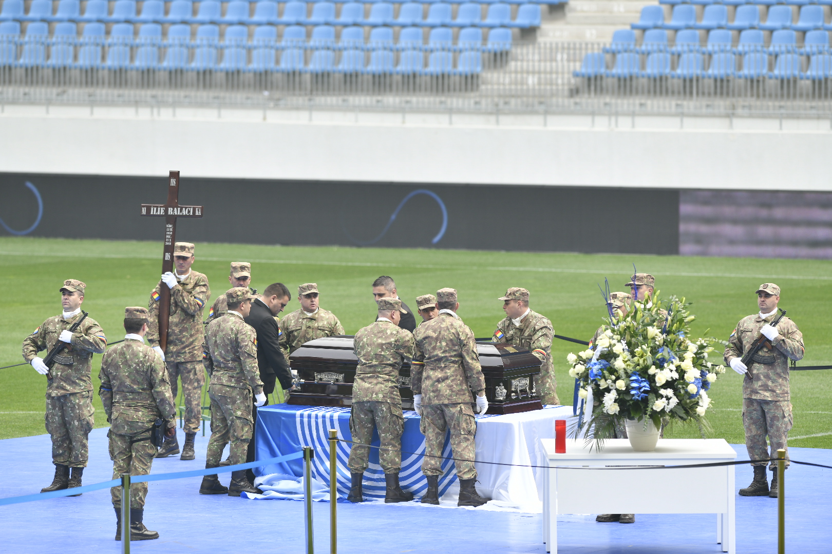 FOTO & VIDEO / Ilie Balaci a fost condus astăzi pe ultimul drum. Mama sa a leșinat! Momente tulburătoare la înmormântare