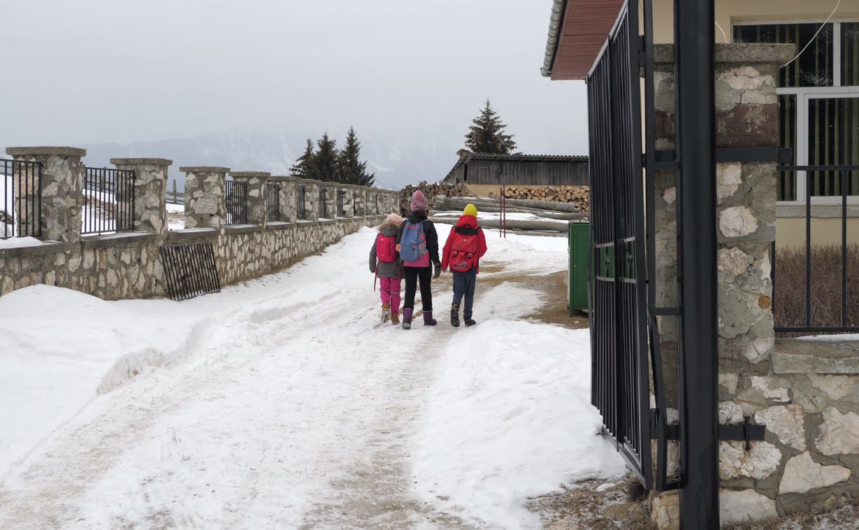 VIDEO REPORTAJ / Școala de la cea mai mare altitudine din România are 24 de elevi. Doamna Mărioara e învățătoare acolo de 40 de ani!