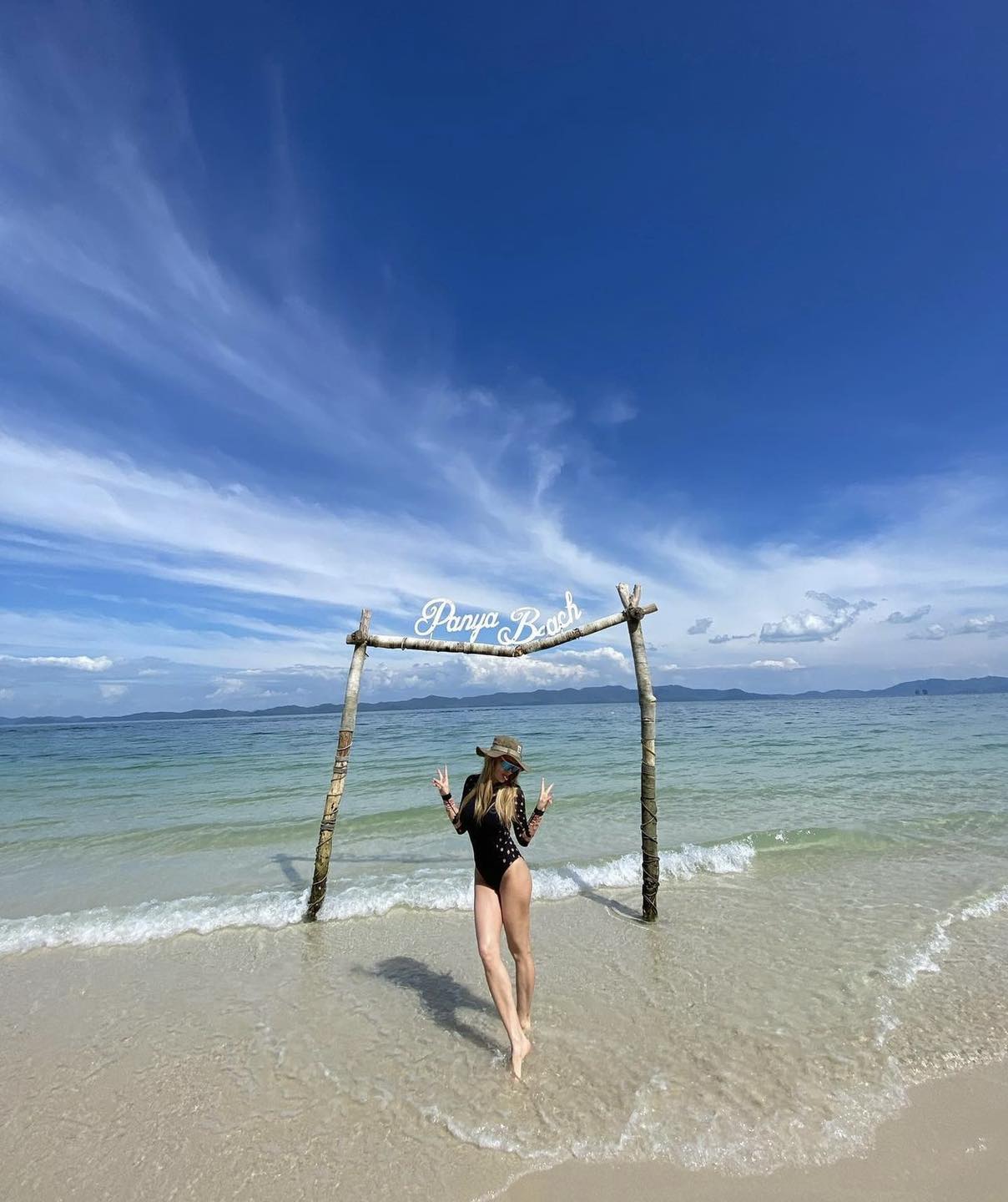 Delia, în costum de baie pe plajele din Thailanda. Cum arată artista la 40 de ani. „Cel mai corect corp”