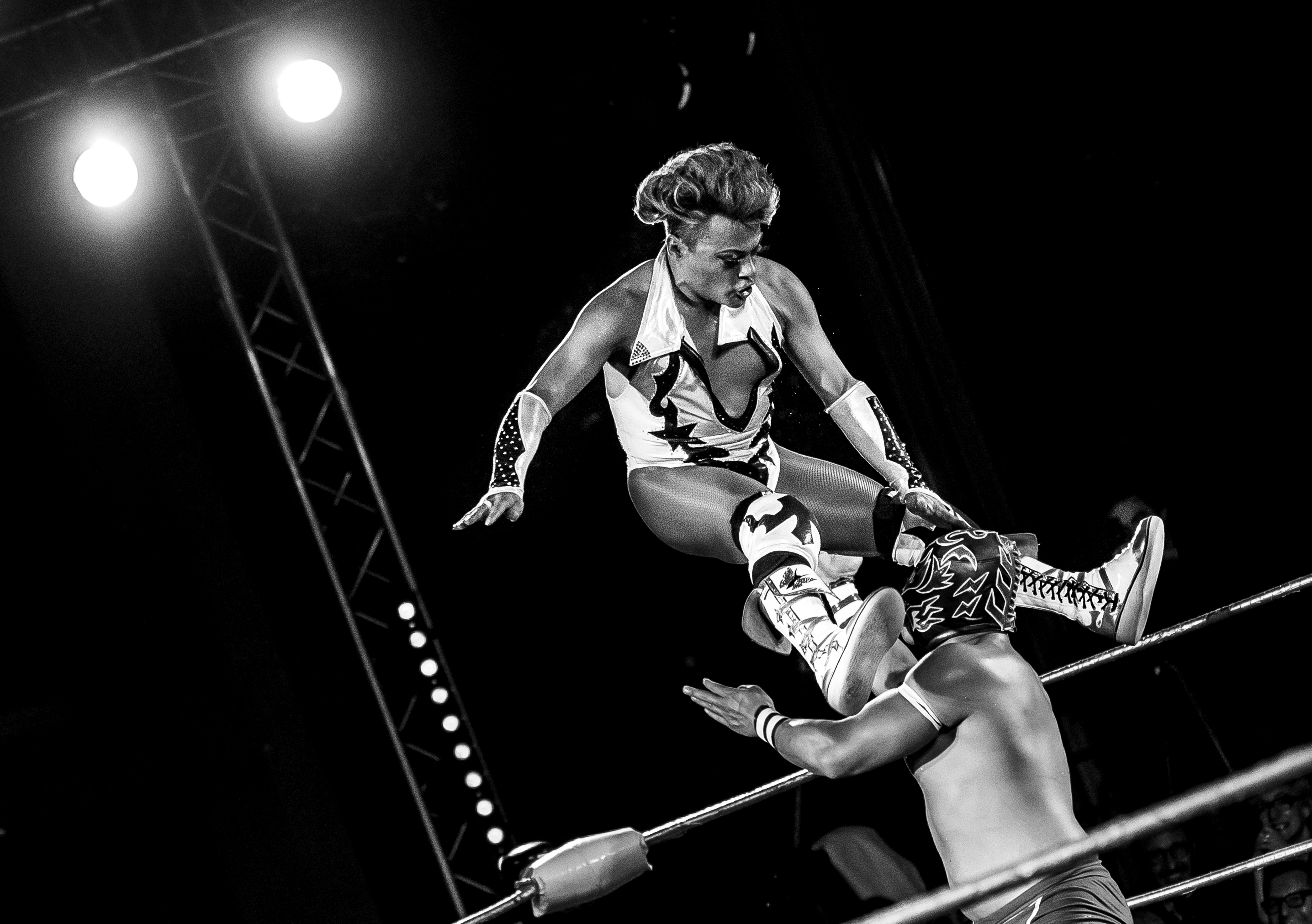Un travestit face furori în wrestling! Feriți-vă! / GALERIE FOTO