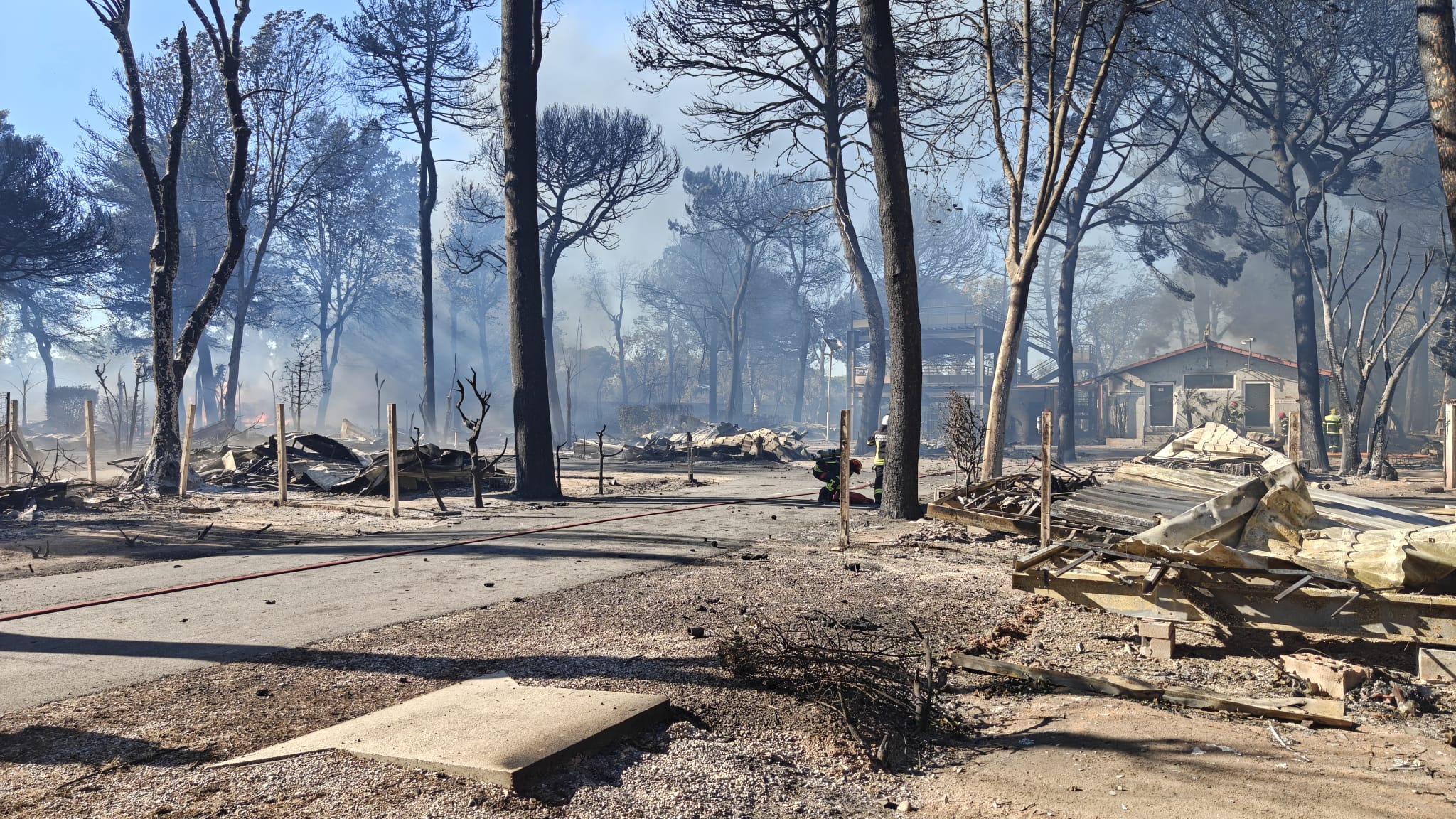 Pompieri români, la datorie în Franța pentru stingerea unui incendiu de vegetație care a afectat un camping. Peste 150 de butelii GPL, evacuate