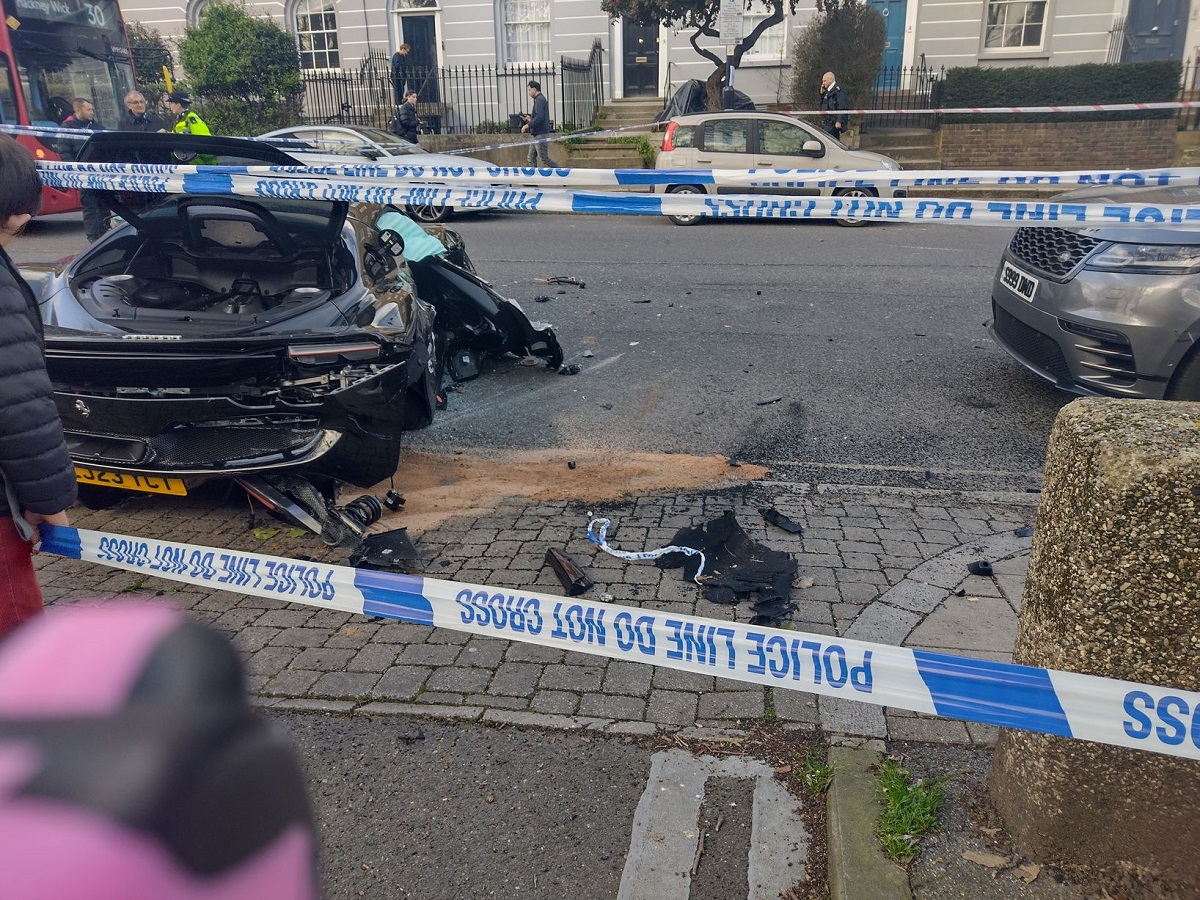 Ferrari de 300.000 de euro distrus într-un accident cu un Mercedes, pe o stradă din Londra. VIDEO