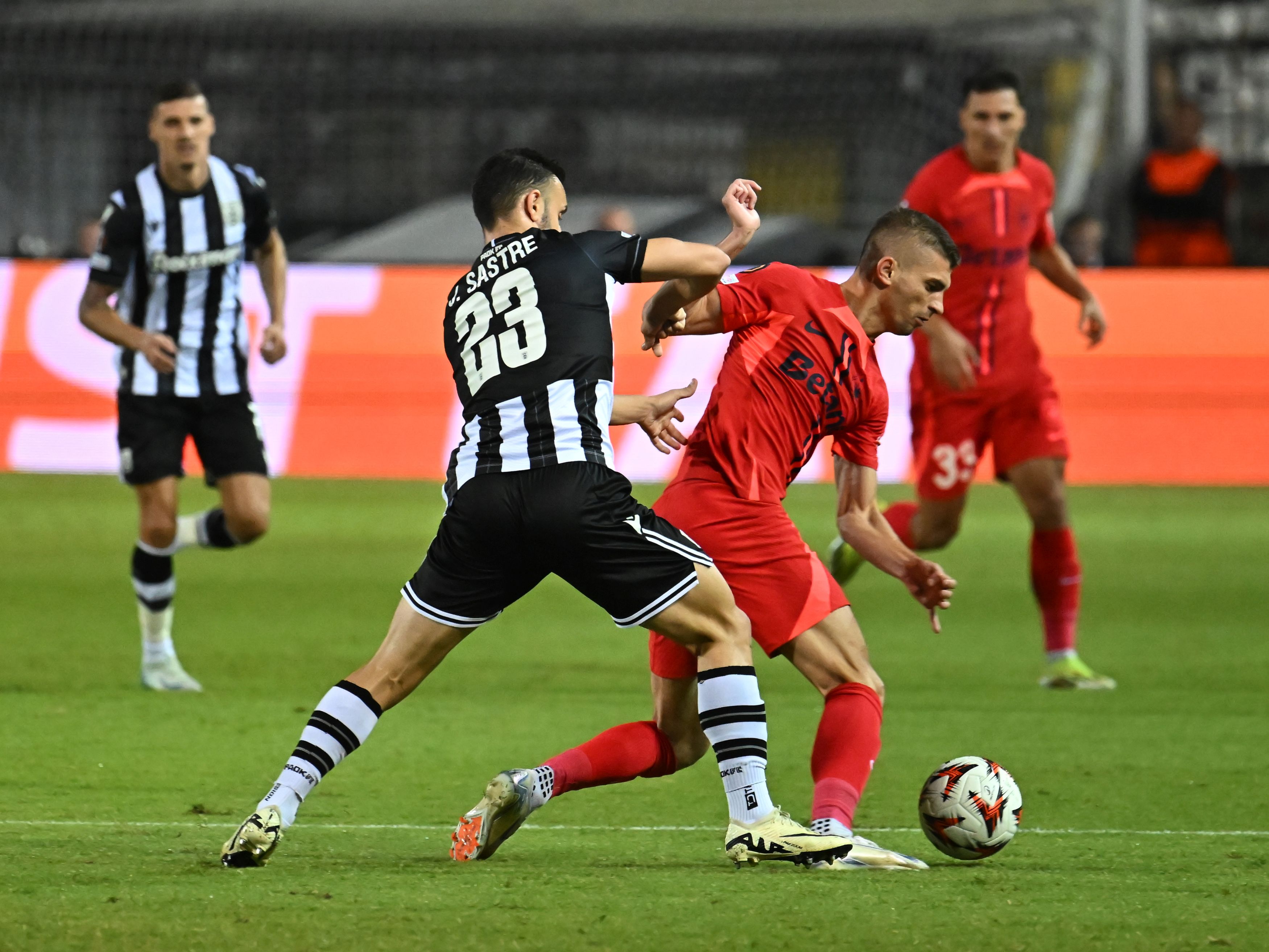 FCSB a câștigat la PAOK Salonic cu 1-0 după un final dramatic, în care echipa lui Răzvan Lucescu a lovit bara