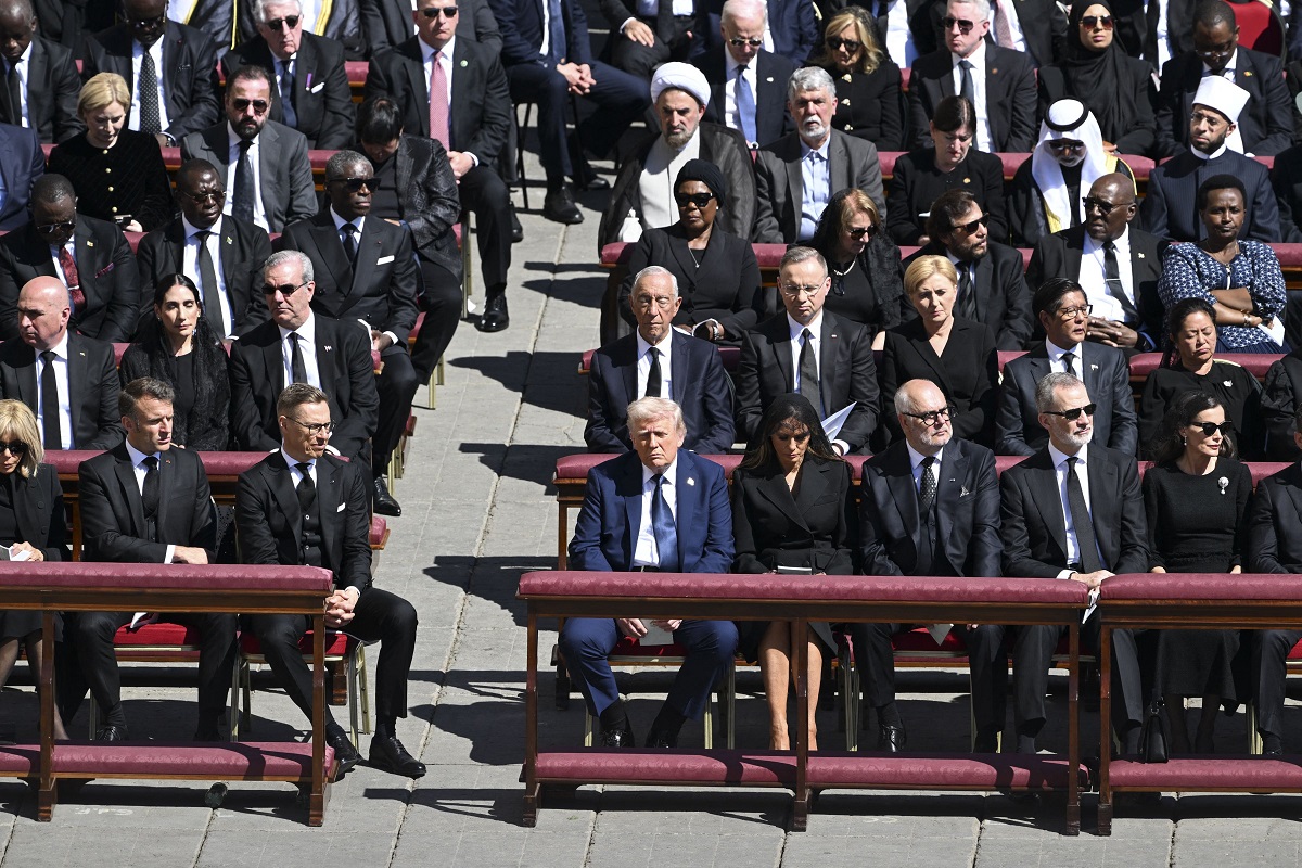 Melania Trump, sobră, dar elegantă la funeraliile Papei Francisc la Vatican. S-a întrecut în ținută cu regina Letizia a Spaniei și soția lui Volodimir Zelenski