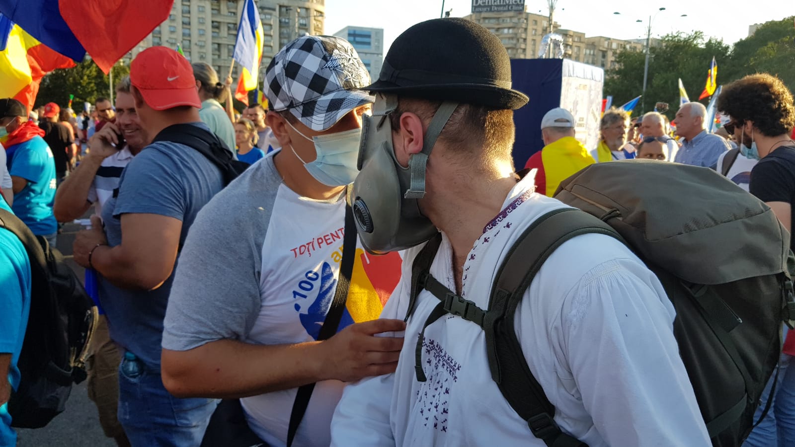 UPDATE. Război de stradă între jandarmi și huligani, în Piața Victoriei. 452 de persoane rănite / VIDEO&FOTO