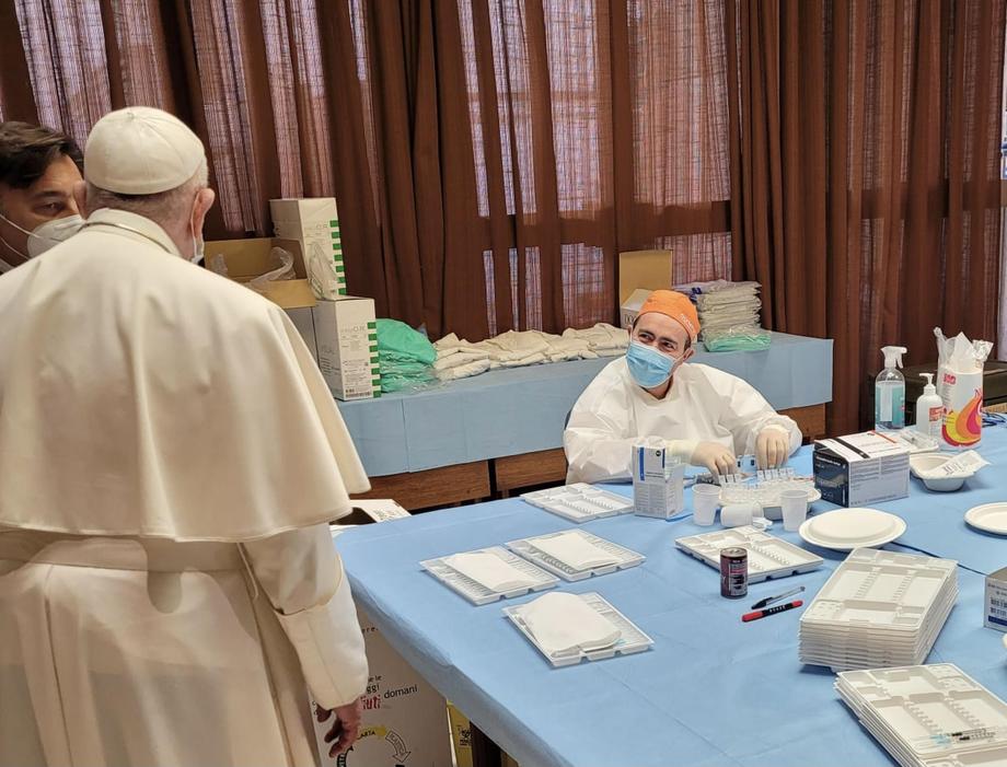 Papa Francisc, vizită-surpriză făcută persoanelor fără adăpost din Roma care s-au vaccinat la Vatican