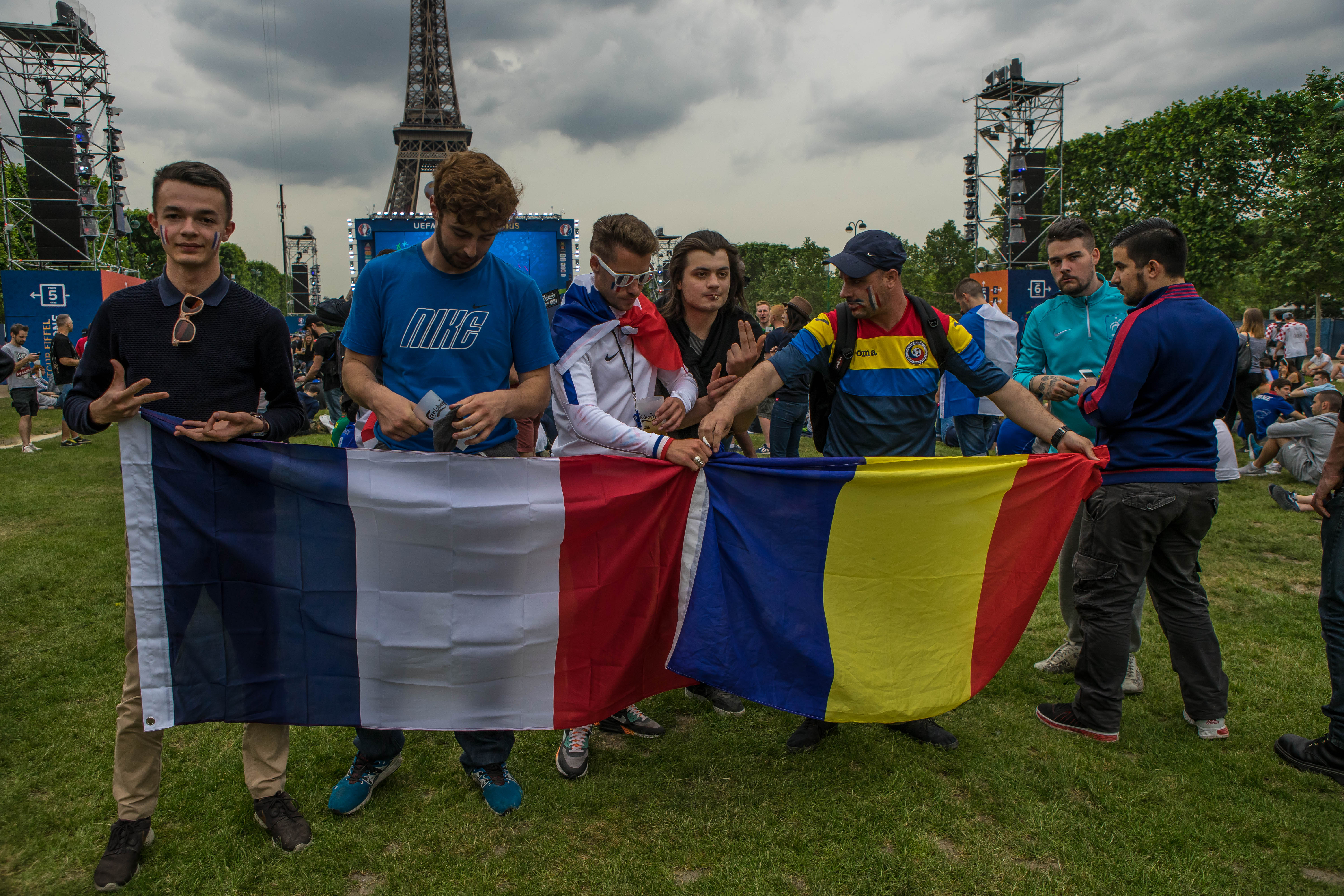România-Elveția (ora 19.00). Euro 2016. Nebunie cu suporterii tricolorilor la Paris. ”Trăiască DNA-ul, jos comunismul!” LIVE VIDEO