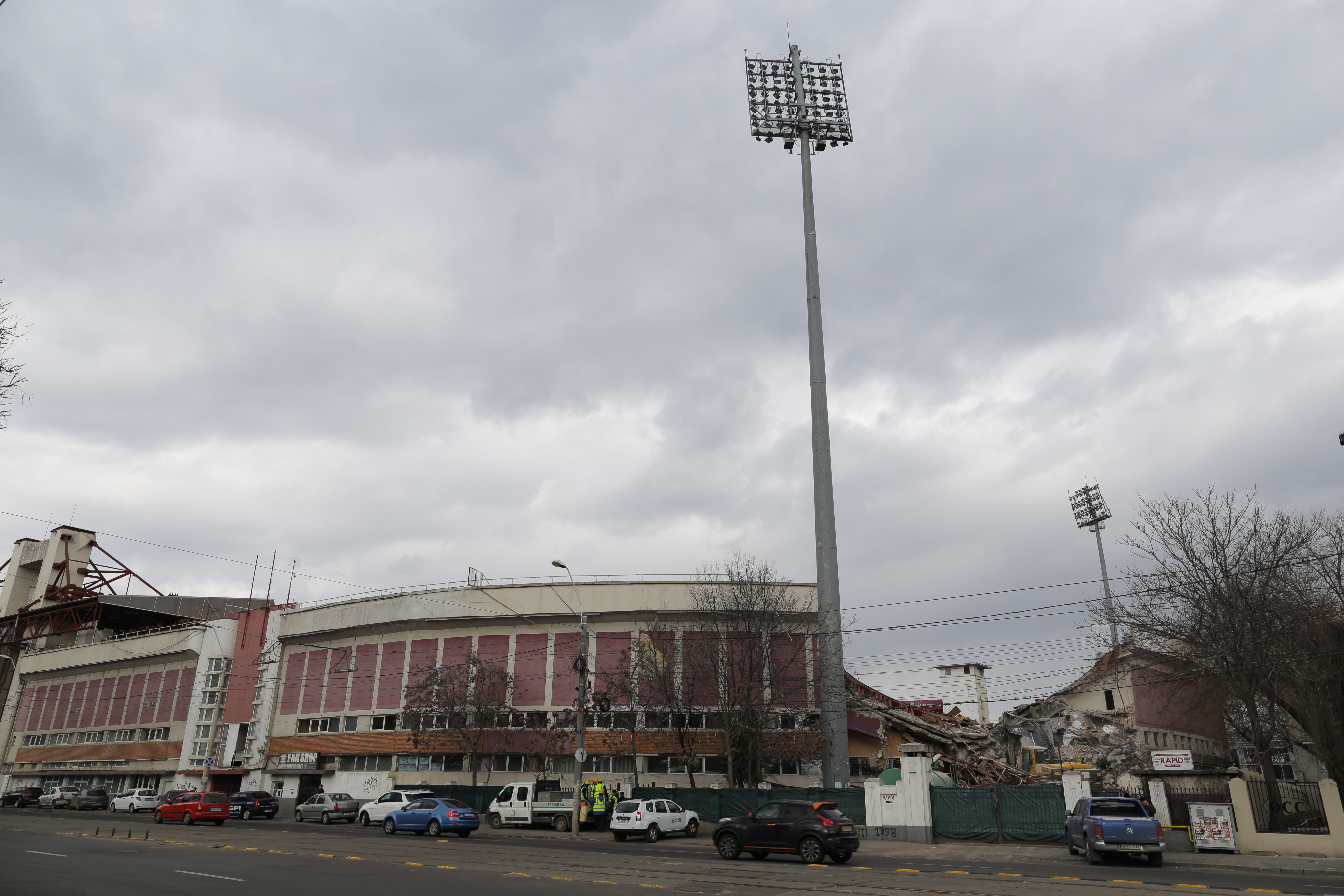 FOTO | Se dărâmă stadionul Giulești. A picat peluza dinspre Teatru!