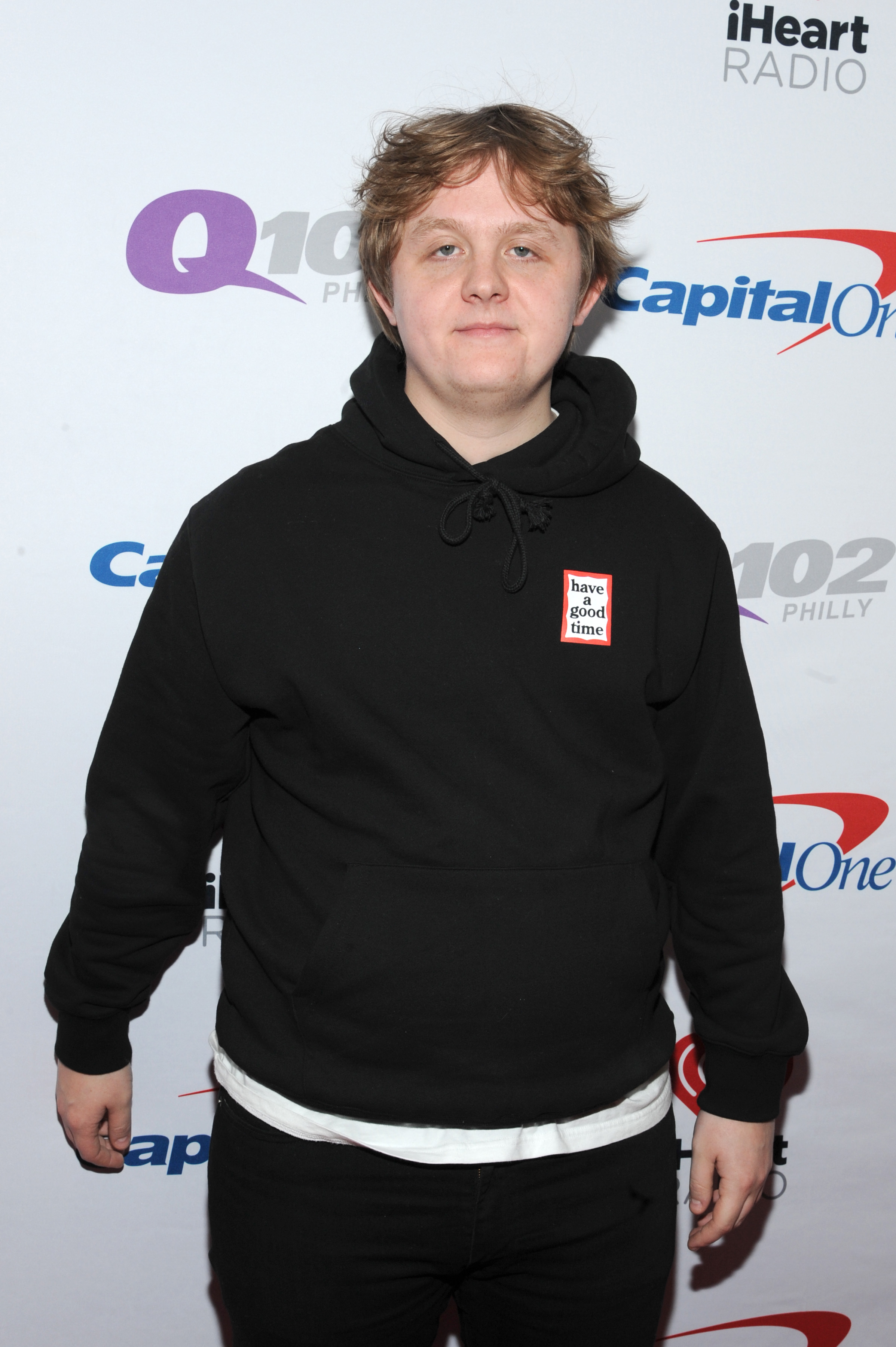 Lewis Capaldi vine la UNTOLD 2026. Totul despre artistul britanic cu miliarde de vizualizări pe YouTube