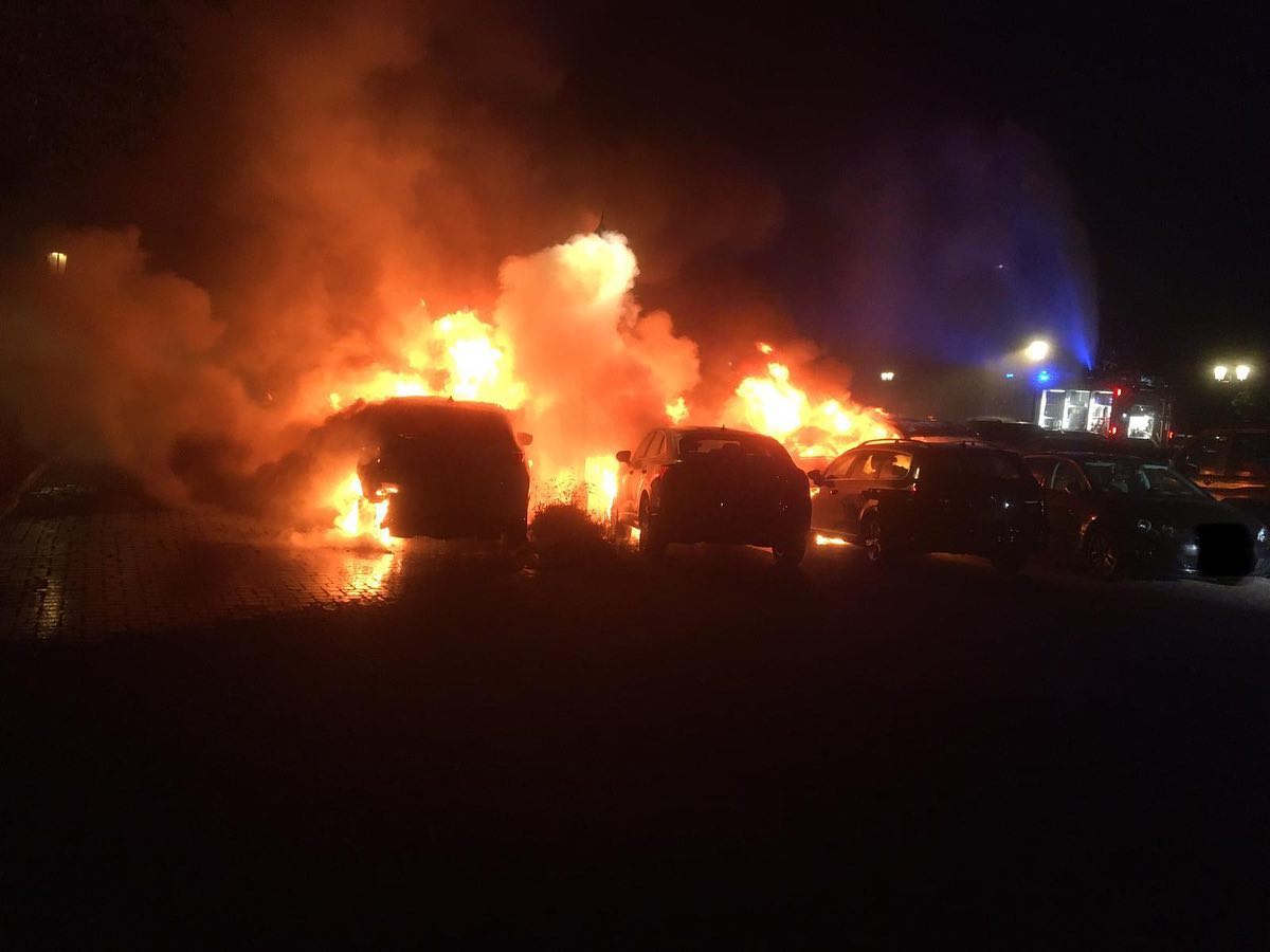 13 mașini incendiate, pe o insulă de vacanță din Germania. Cel care a pus focul nu a fost prins