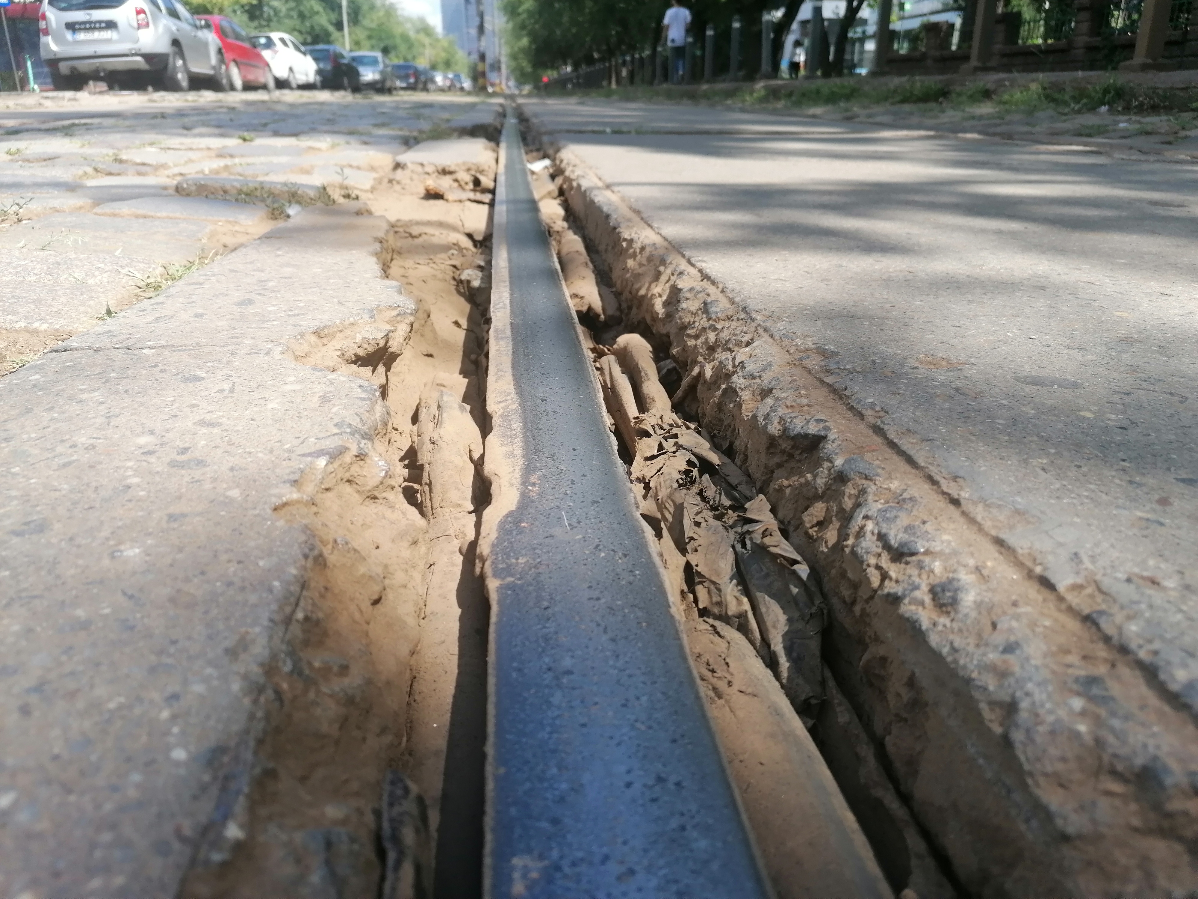 Gropi, șine rupte și segmente lipsă. Imagini cu liniile de tramvai care îi înspăimântă pe bucureștenii care vin la muncă în Pipera: „Mai bine cobor cu două stații înainte”