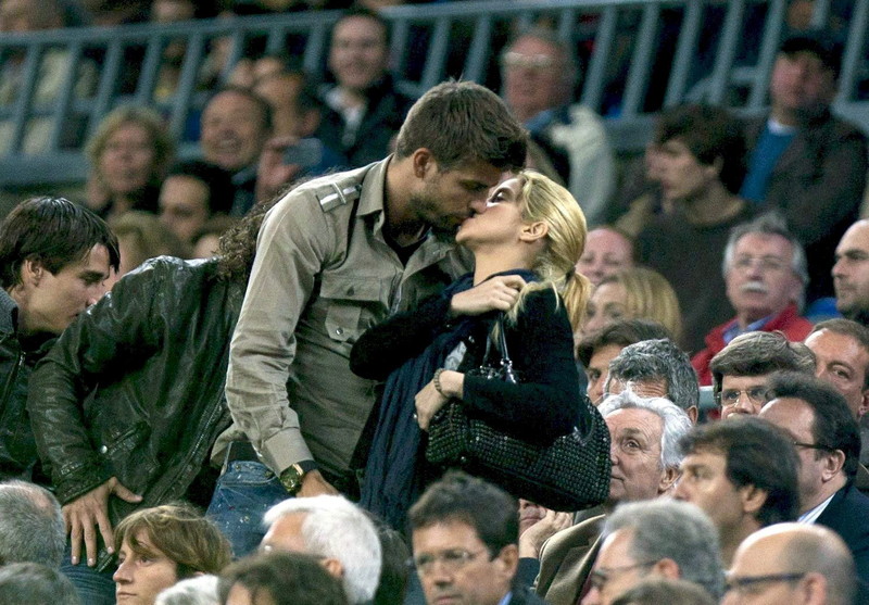 Imagini cu Gerard Pique și noua iubită sărutându-se. Cine e și cu ce se ocupă tânăra care l-a cucerit pe fotbalist