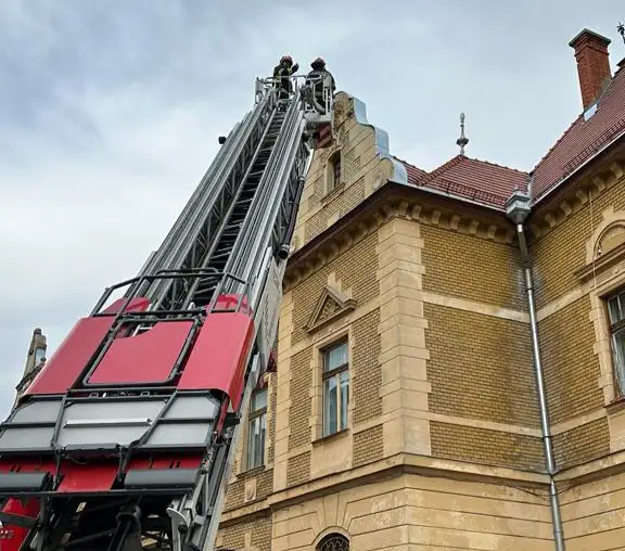 Pagube la Brașov din cauza vântului puternic: copaci doborâți, bucați de acoperiş desprinse de pe clădiri. FOTO
