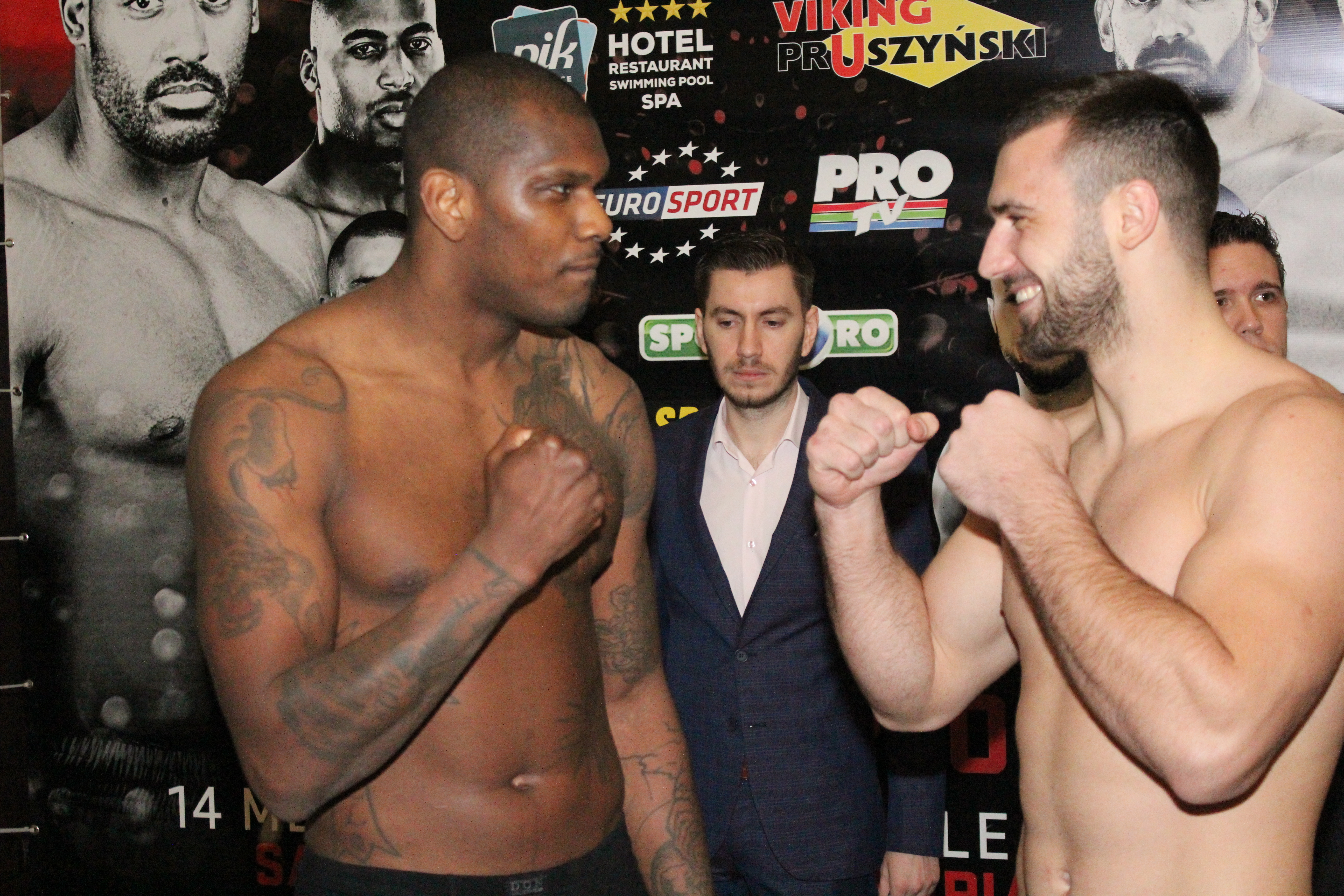 Luptătorii de la Superkombat Ploiești s-au confruntat pentru prima dată la cântarul oficial / GALERIE FOTO