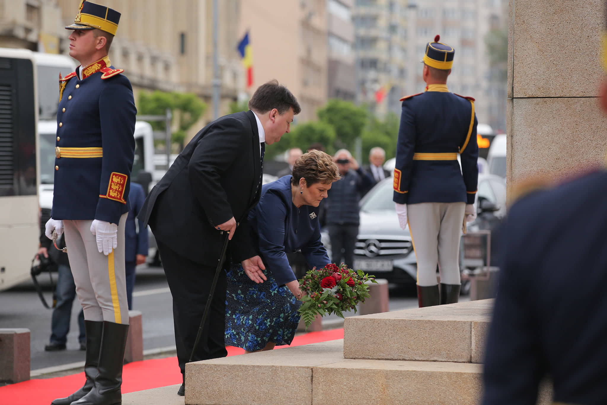 UPDATE. Ziua Regelui, marcată prin manifestări culturale. Ceremonie militară şi depuneri de coroane de flori la statuia Regelui Carol I din Piaţa Palatului Regal | FOTO&VIDEO