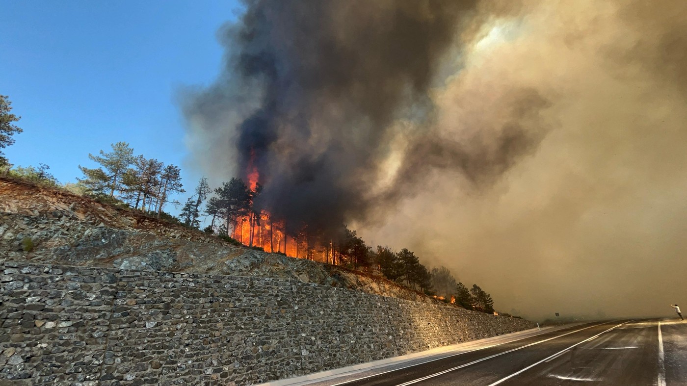 Tornadă de foc în Turcia, "diavolul de foc" e rezultatul caniculei și vântului puternic și fierbinte. 13 persoane au murit, drumuri blocate și oameni evacuați | VIDEO