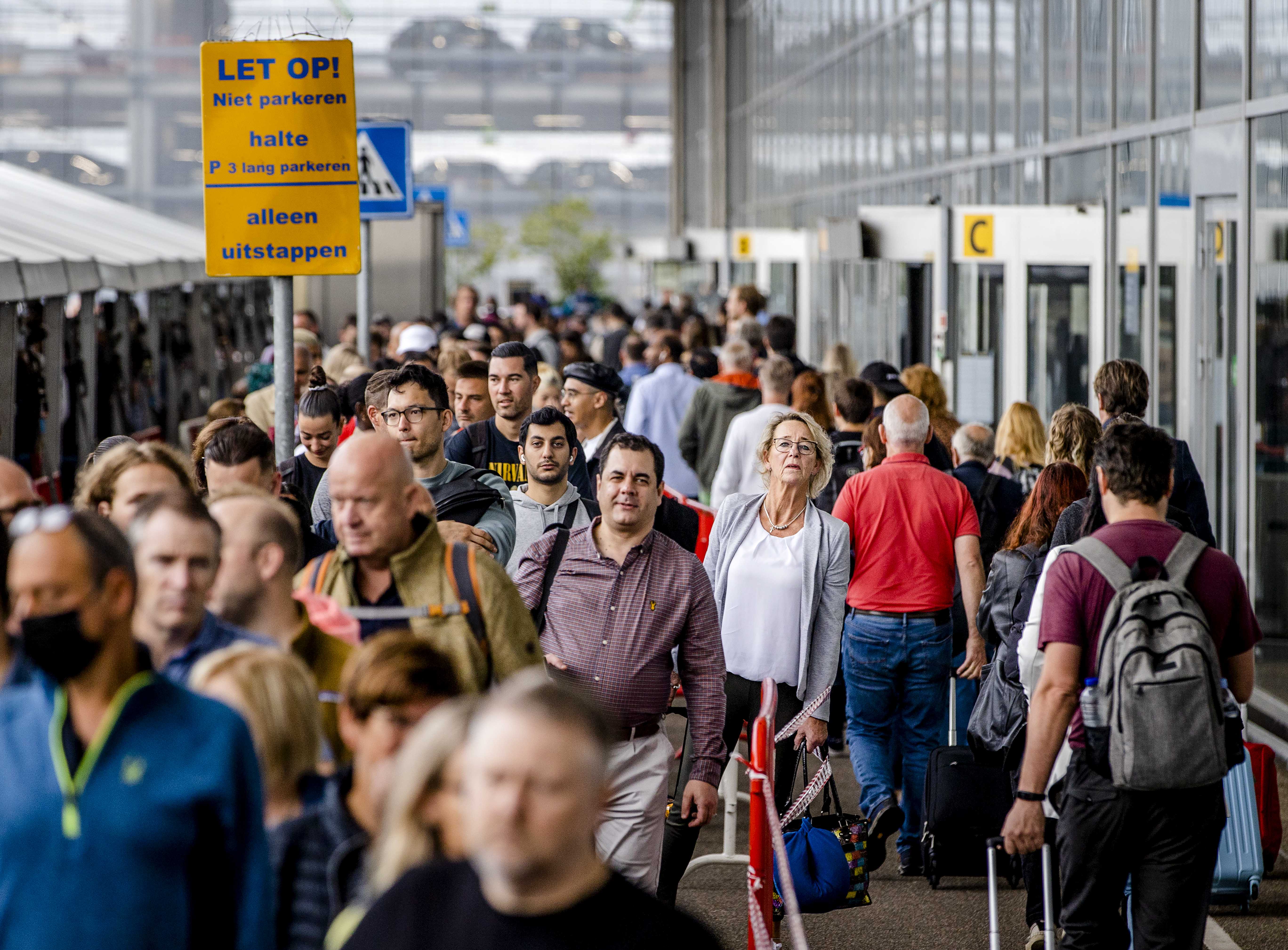 Haos pe Aeroportul Schiphol din Amsterdam. Pasagerii au așteptat ore în șir la cozi după ce zeci de zboruri au fost anulate