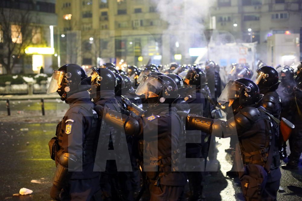 Violențe între ultrași și jandarmi, miercuri seară, în Capitală, pe finalul protestelor / FOTO & VIDEO