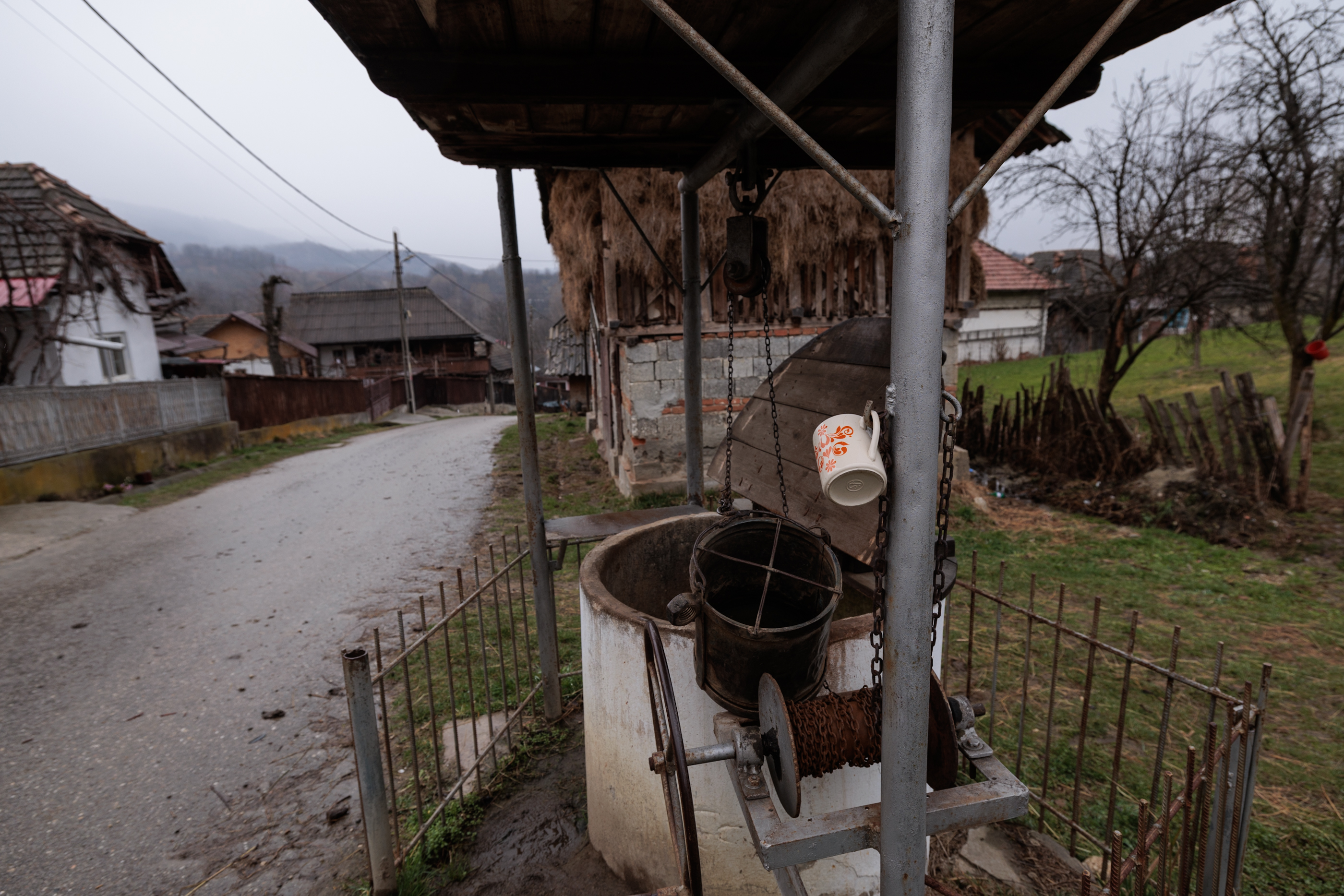 VIDEOREPORTAJ De 8 Martie, femeile din Bărbătești, Vâlcea, își doresc sănătate, pace și o pereche de adidași: „Pantofi nu mi-am luat de ani de zile!”
