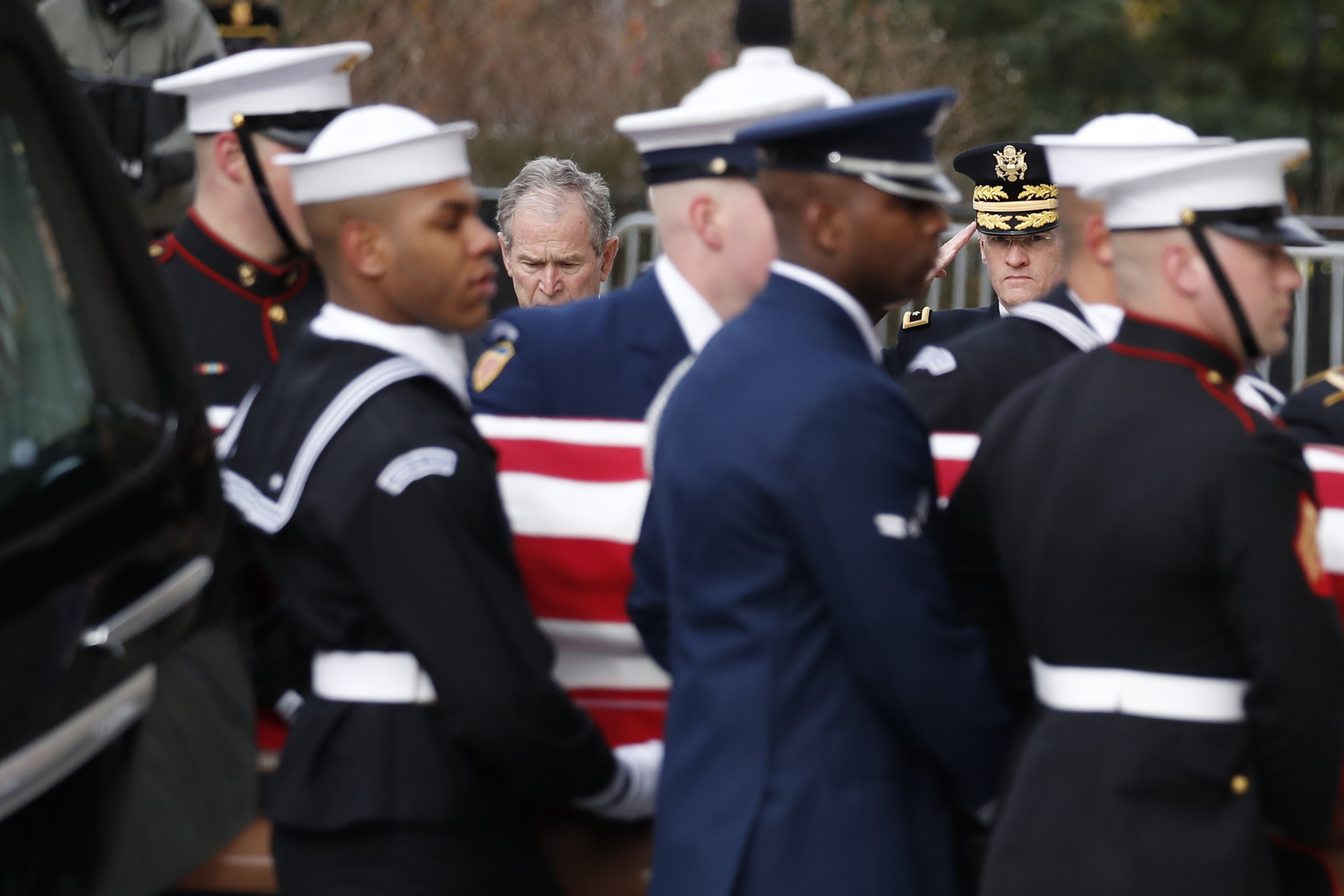 FOTO&VIDEO/ Funeralii de stat pentru George H.W. Bush. Donald Trump și Hillary Clinton s-au ignorat, deși au stat pe același rând