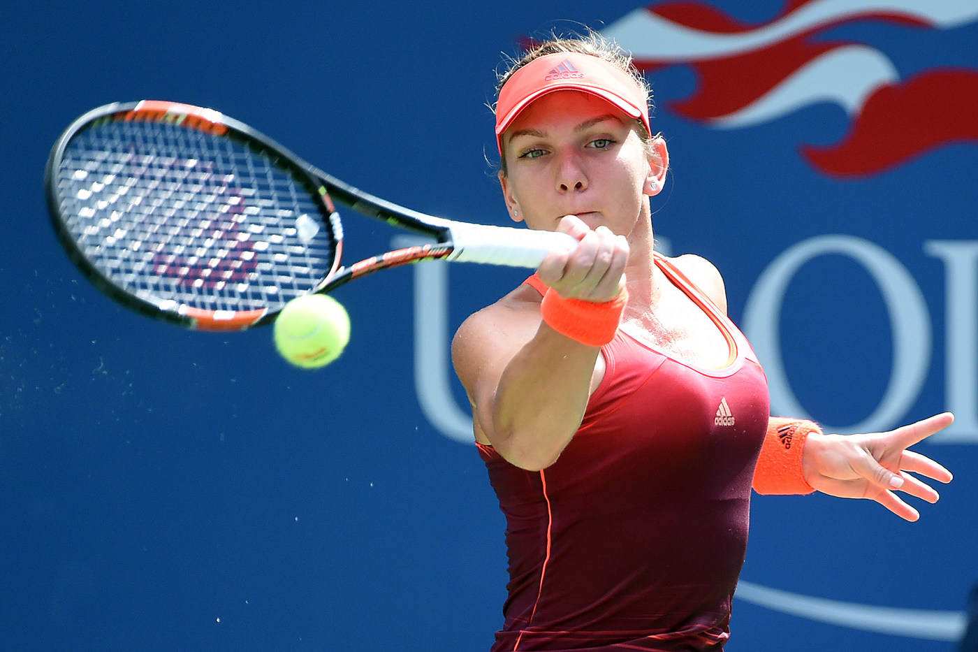 Superperformanţă realizată de Simona Halep, care a învins-o pe Victoria Azarenka, în trei seturi, şi s-a calificat în semifinalele de la US Open. Românca a condus ostilităţile în primul set, l-a cedat pe cel secund, dar a fost formidabilă în decisiv. Meciul a fost întrerupt o oră în ultimul act din cauza ploii. Simona a egalat performanţa Irinei Spârlea din 1997 / LIVE BLOG & SUPERGALERIE FOTO