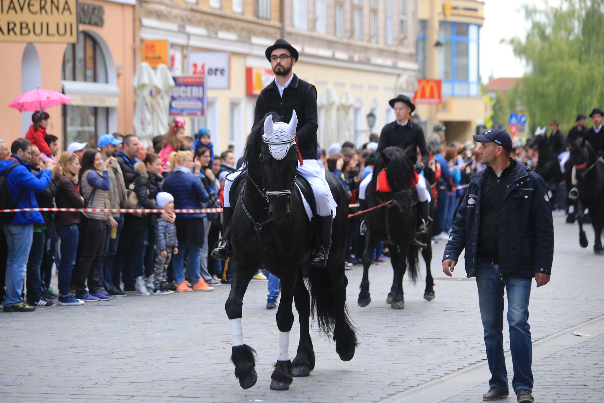 Mii de oameni au asistat la Parada Junilor la Brașov | GALERIE FOTO