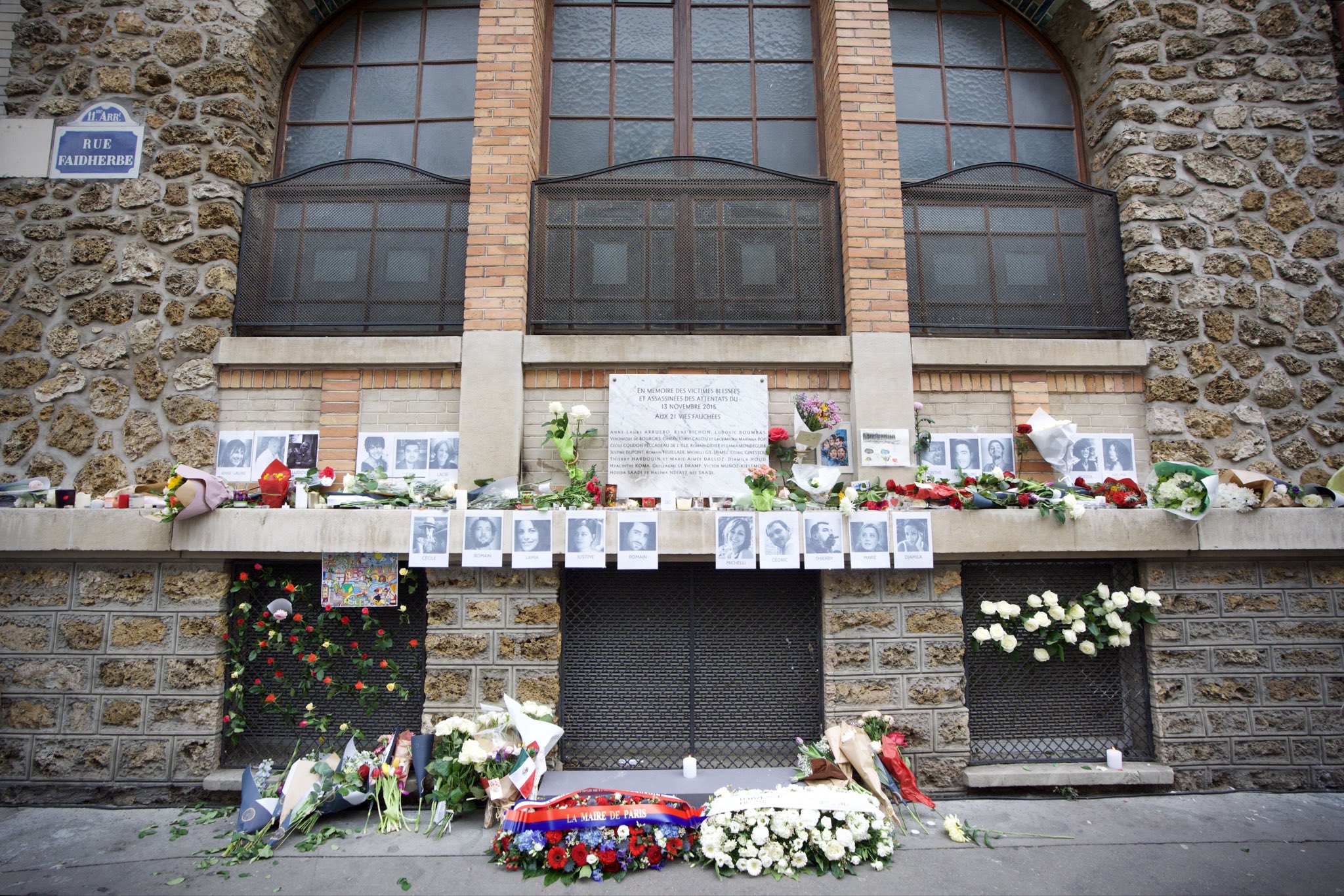 „Durerea rămâne”. Franța își plânge cei 132 de morți, la 10 ani de la atacurile teroriste care au îngrozit Parisul