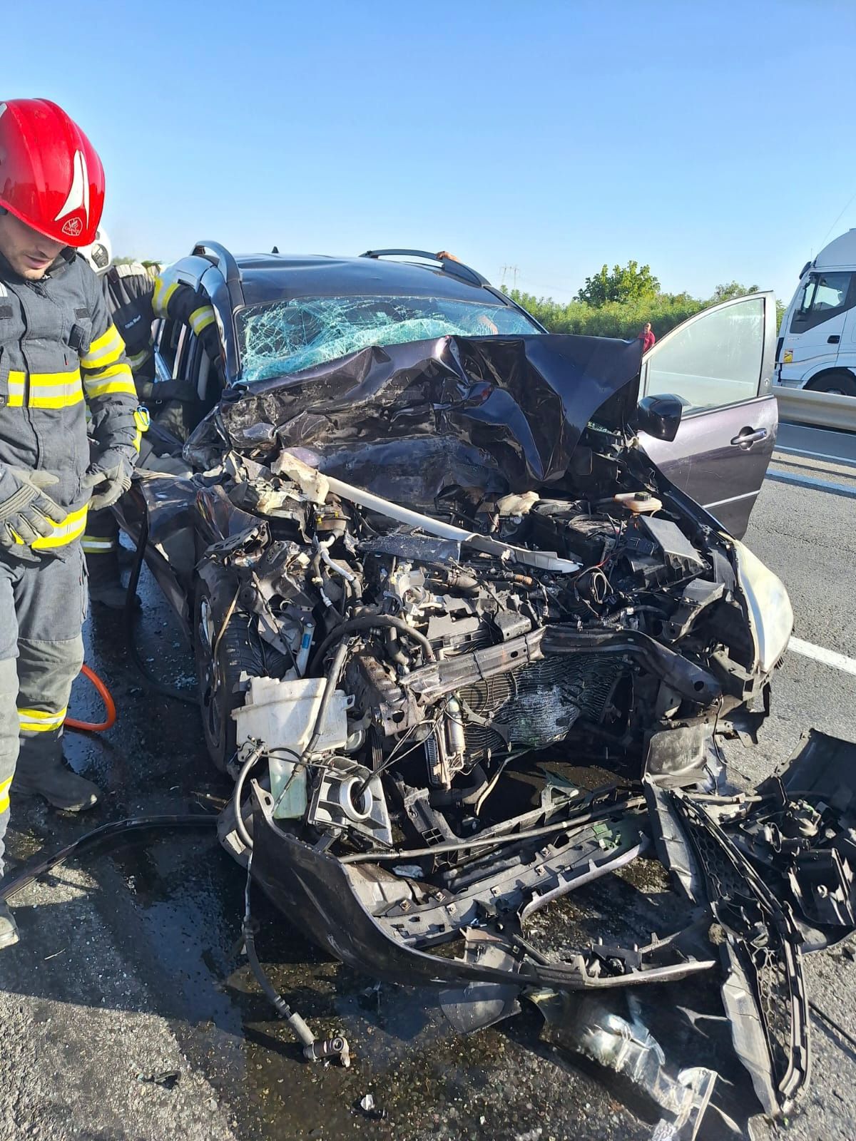 6 persoane, printre care doi copii, au ajuns la spital după un accident pe A1. O mașină s-a răsturnat