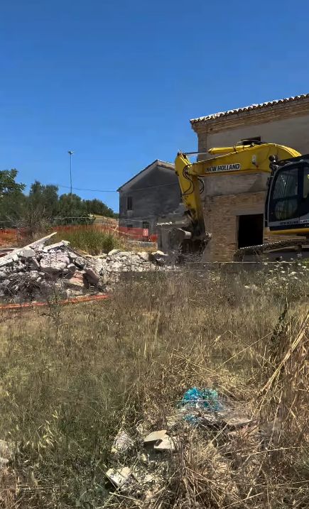 Imagini cu Gabriela Cristea și Tavi Clonda pe șantier. A început demolarea casei din Italia