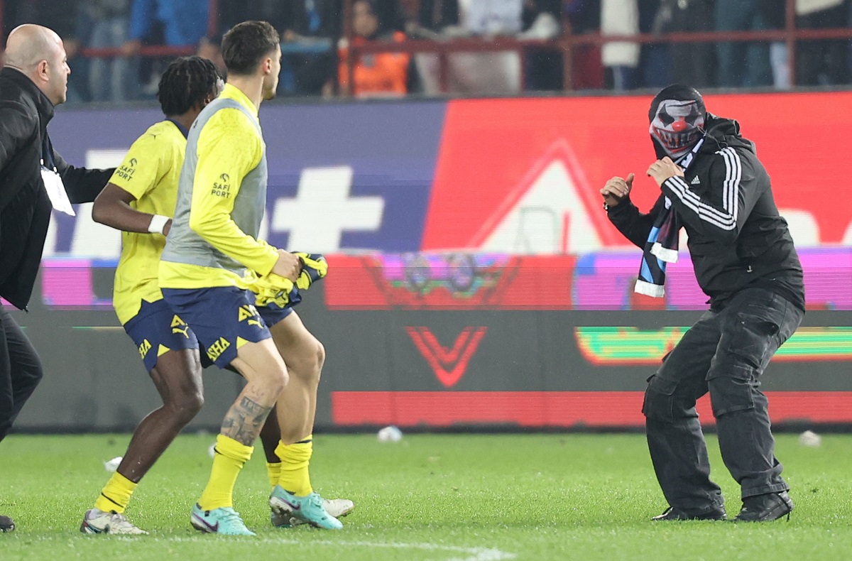 Imagini cu bătaia dintre jucătorii lui Fenerbahce și suporterii lui Trabzonspor intrați pe teren, în Turcia | VIDEO